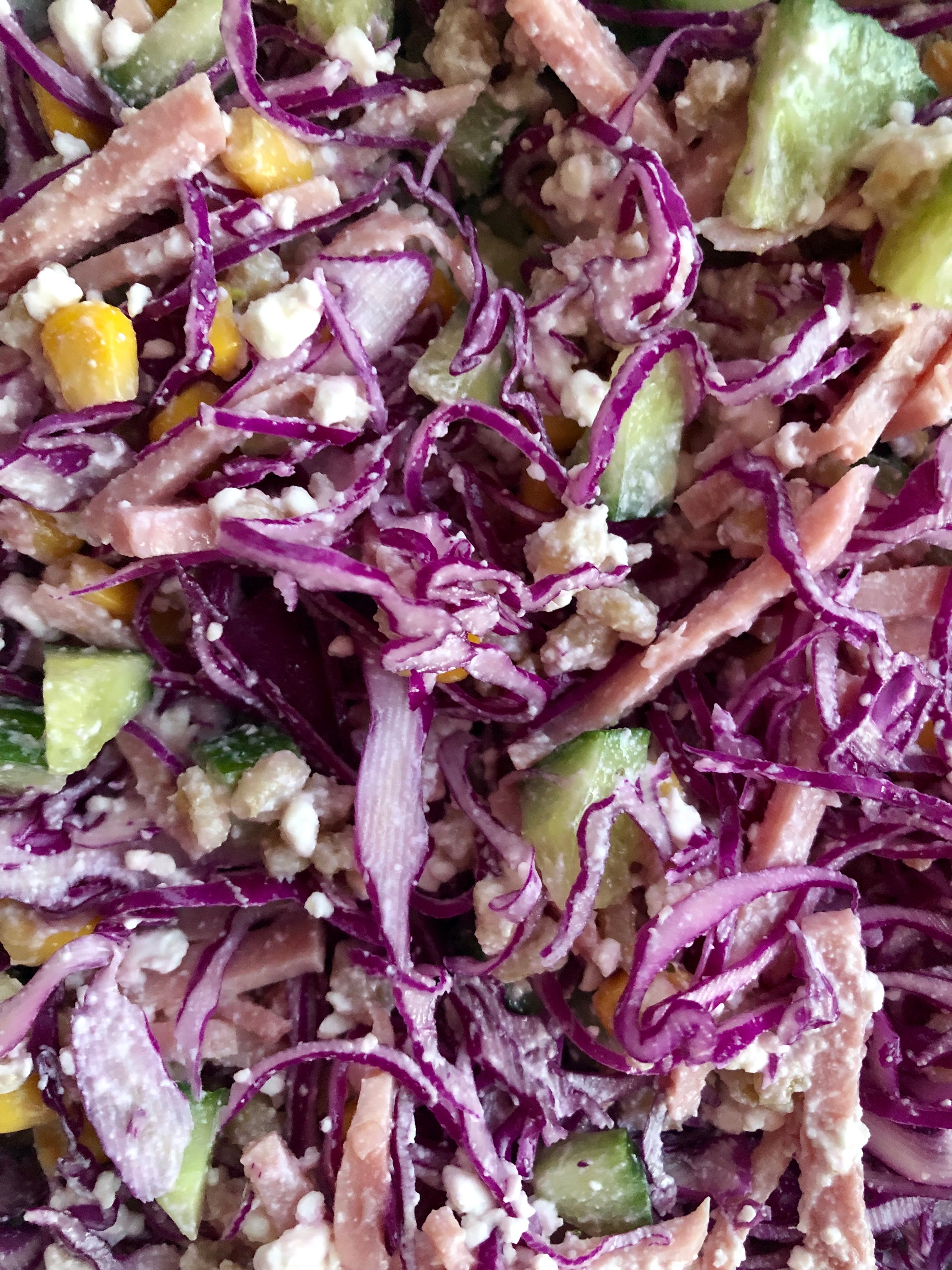 Fuld måltidssalat med kål, skinke, hytteost, byg og majs