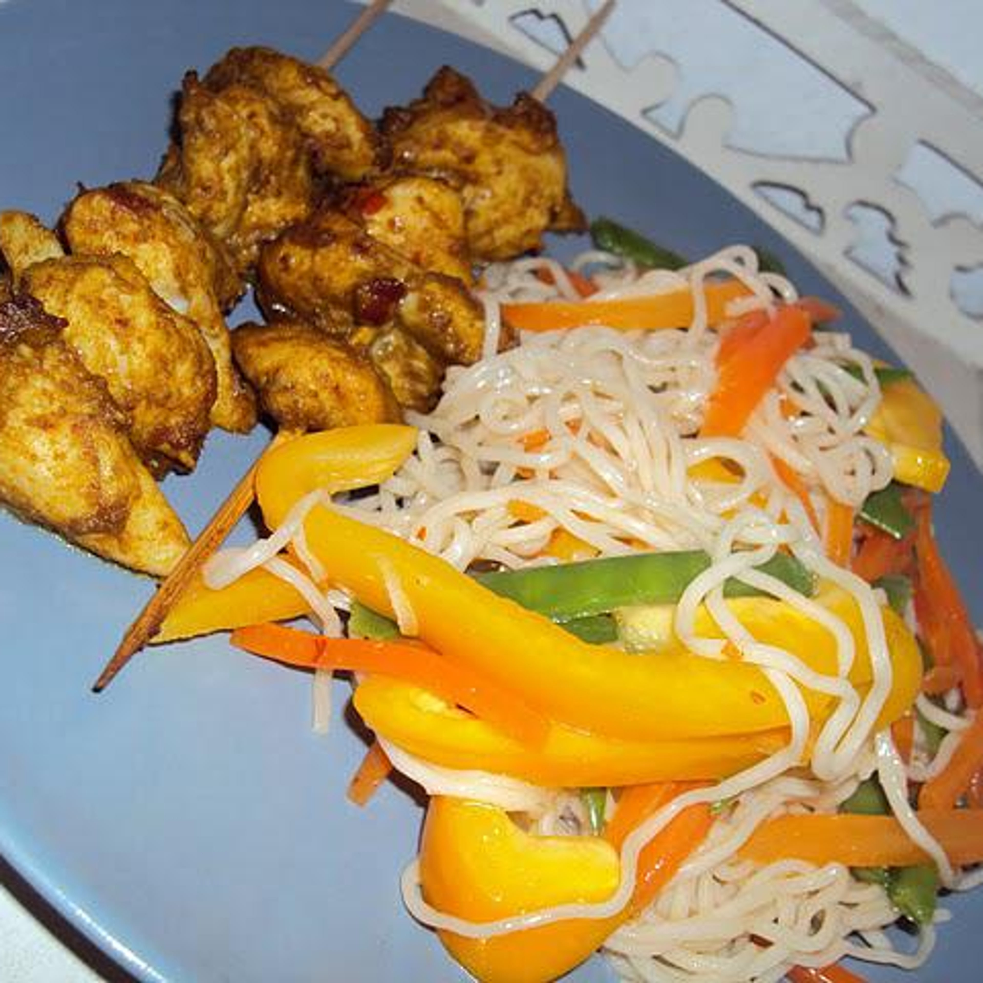 Satayspyd med nudelsalat