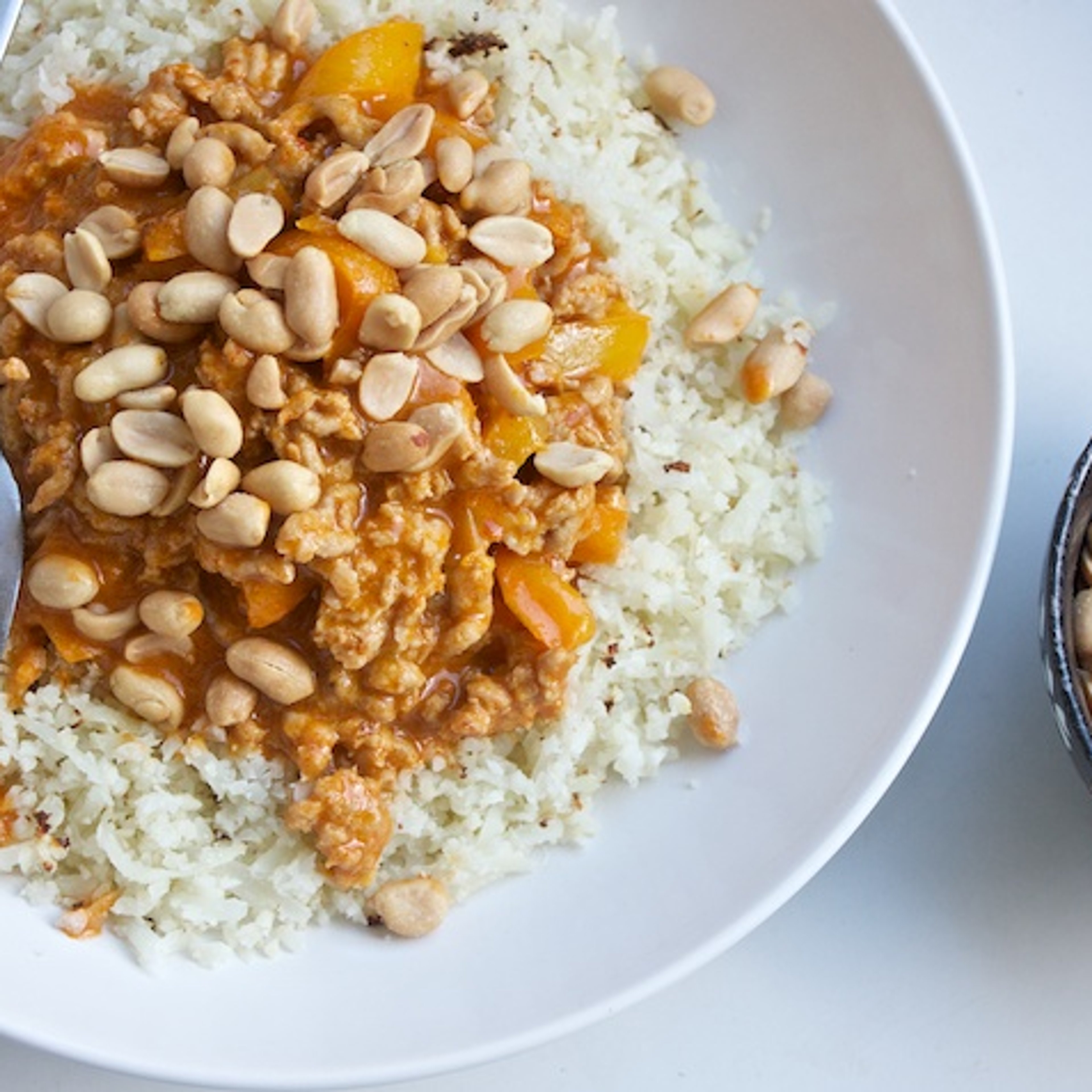 Kylling i rød karry med peberfrugt og banan