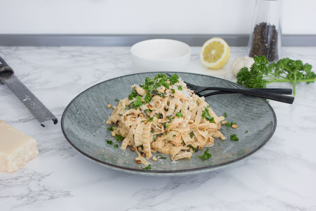 Pasta med laks og grønkål
