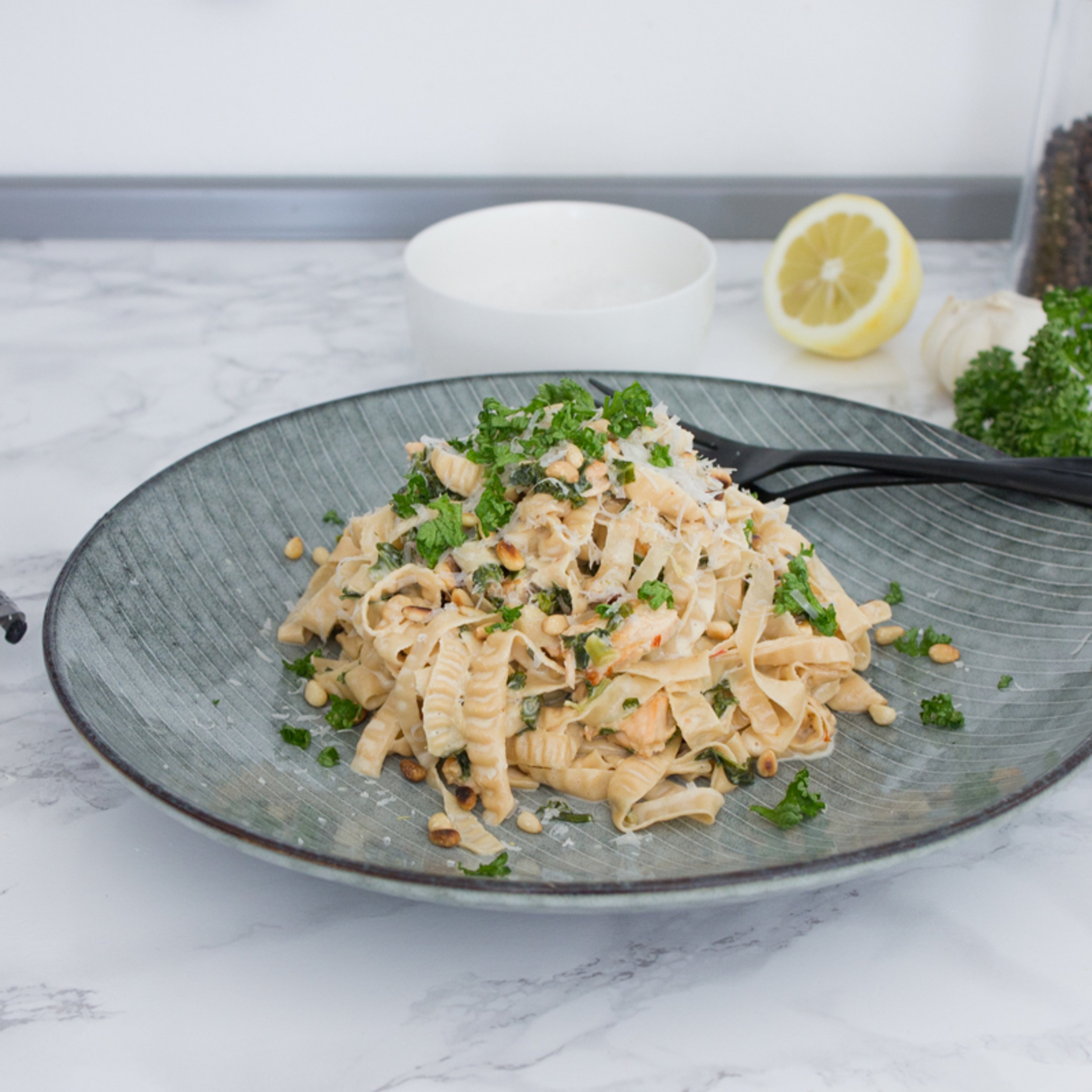Pasta med laks og grønkål