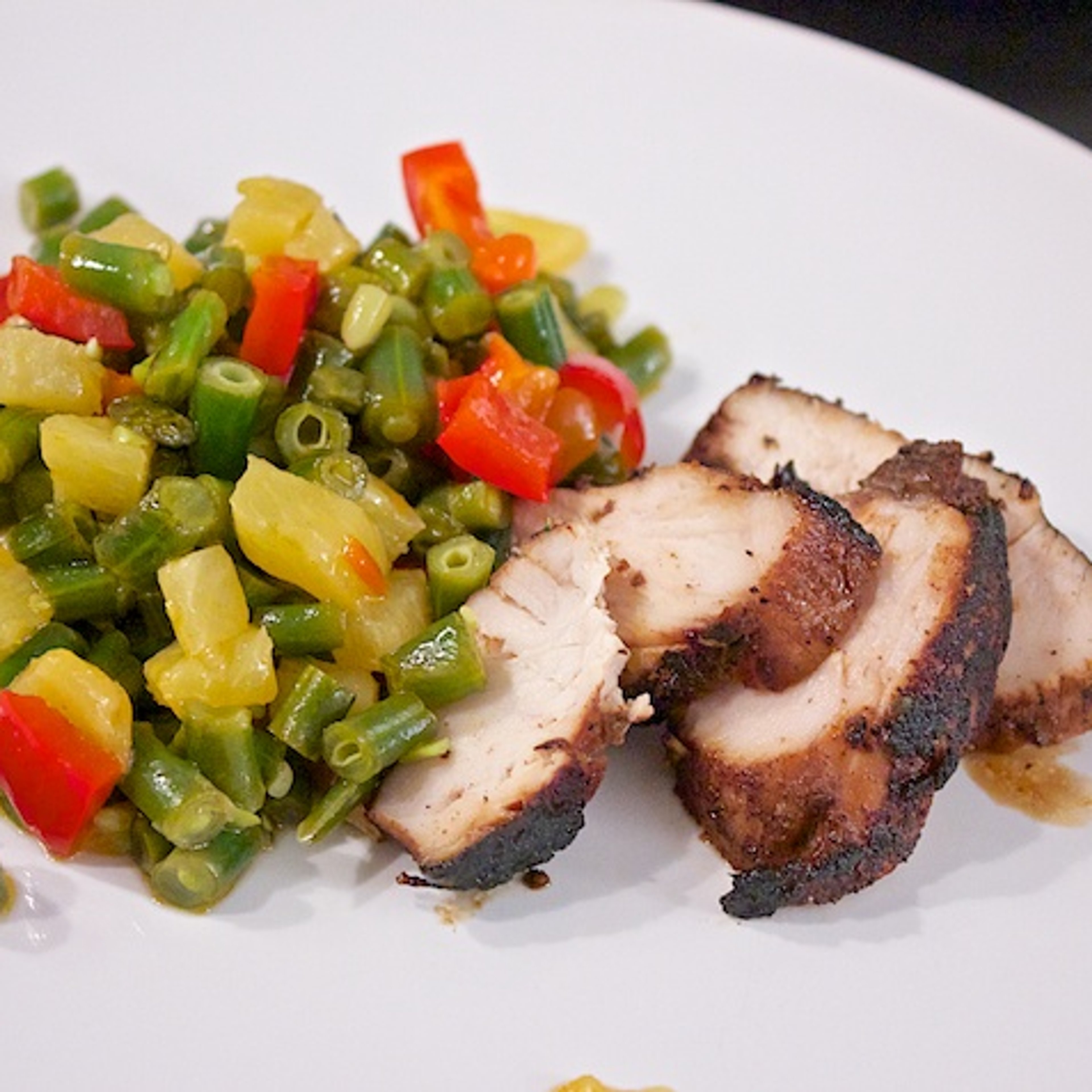 Jerk-kylling med lynstegte grønne bønner, peberfrugt og ananas