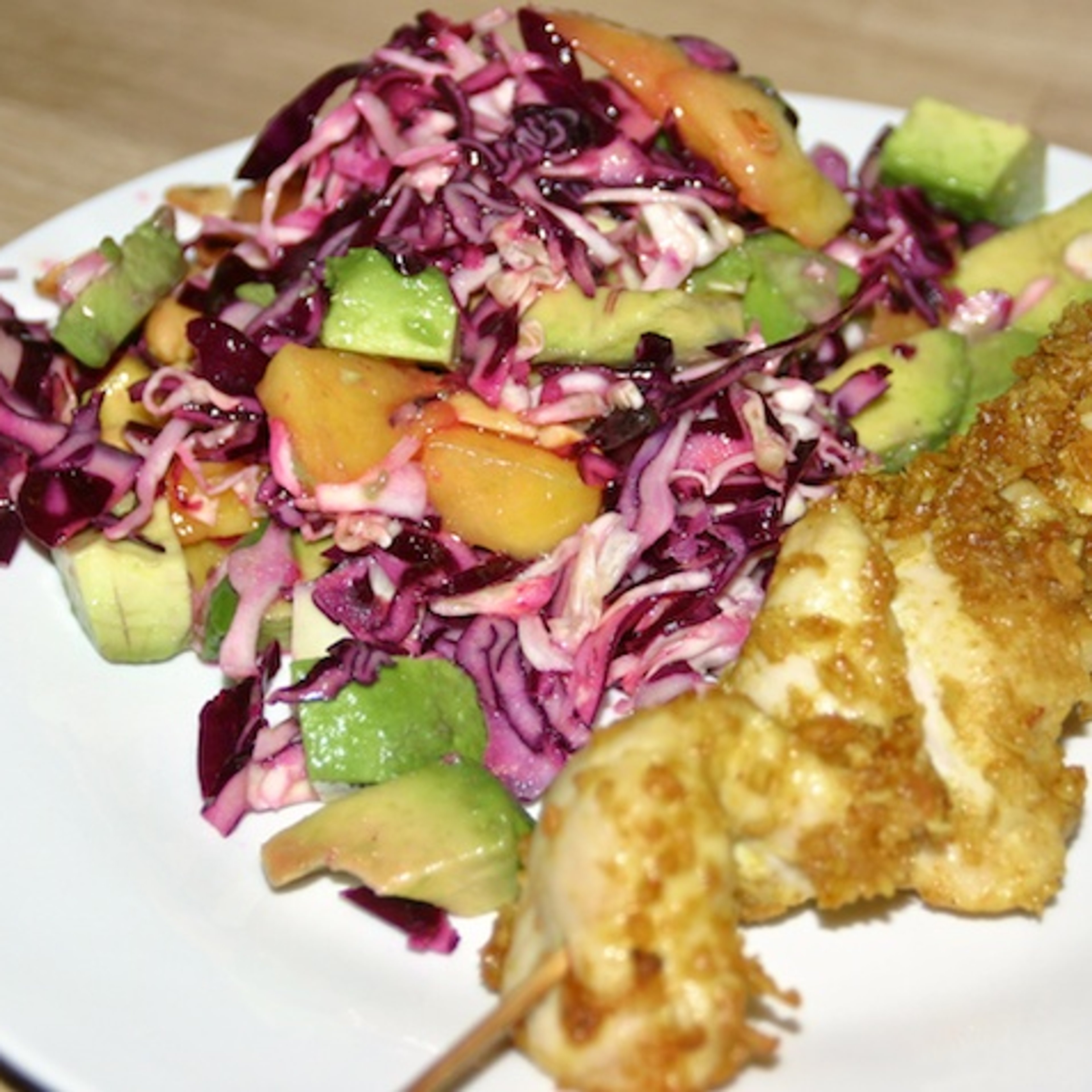 Kyllingespyd med kokos og karry samt kålsalat med avocado og mango