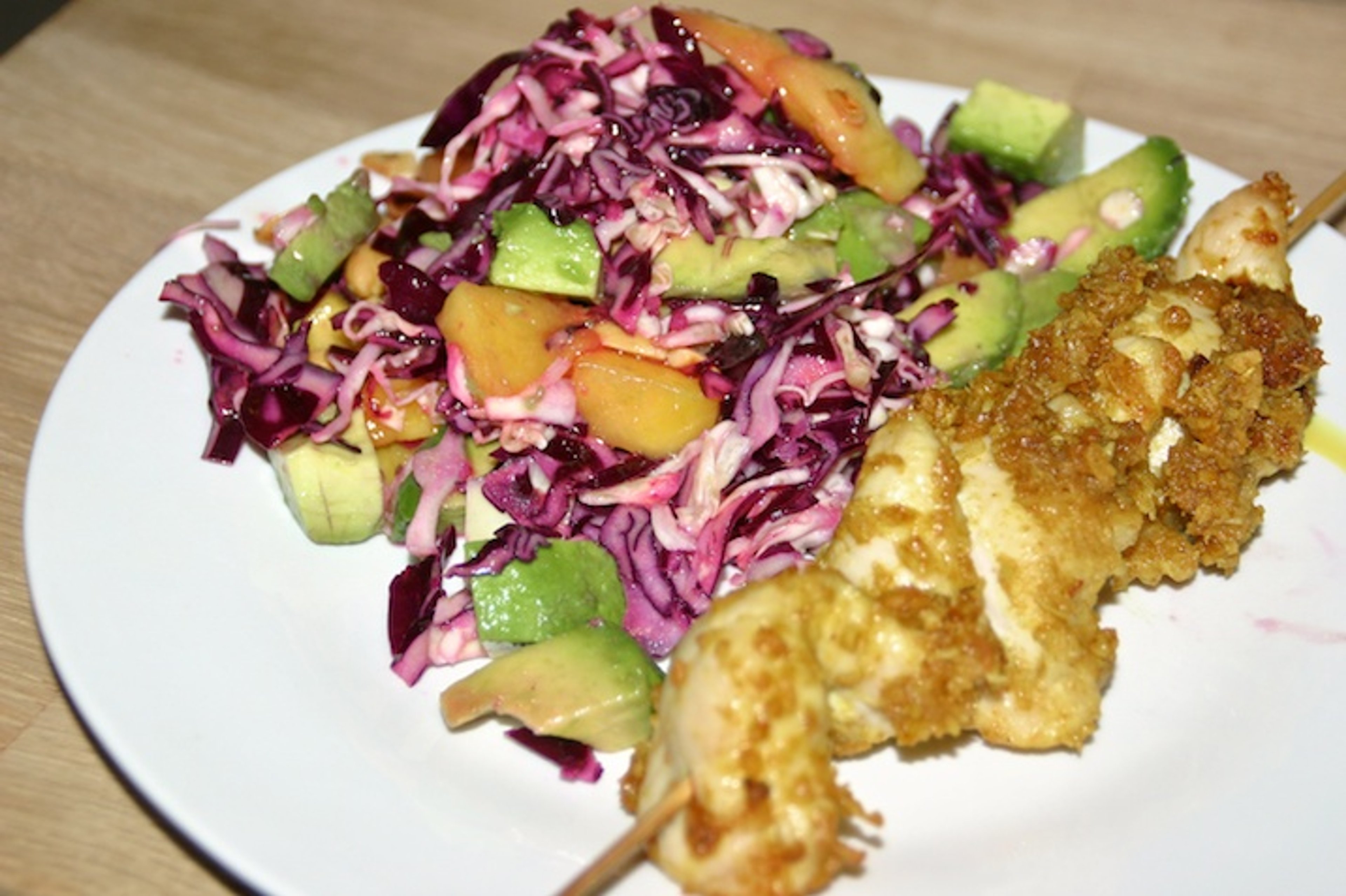 Kyllingespyd med kokos og karry samt kålsalat med avocado og mango
