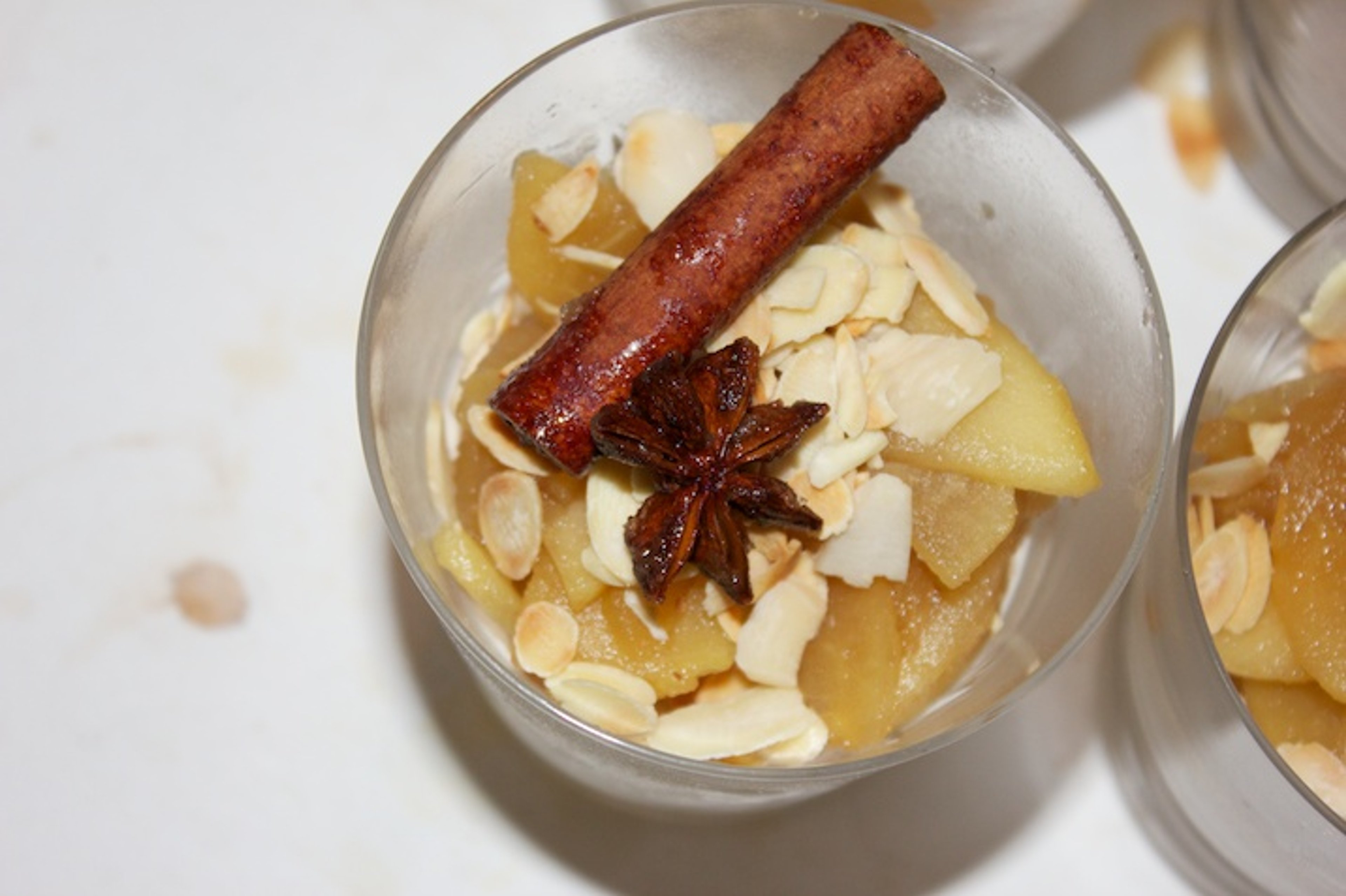 Panna cotta med krydrede æbler