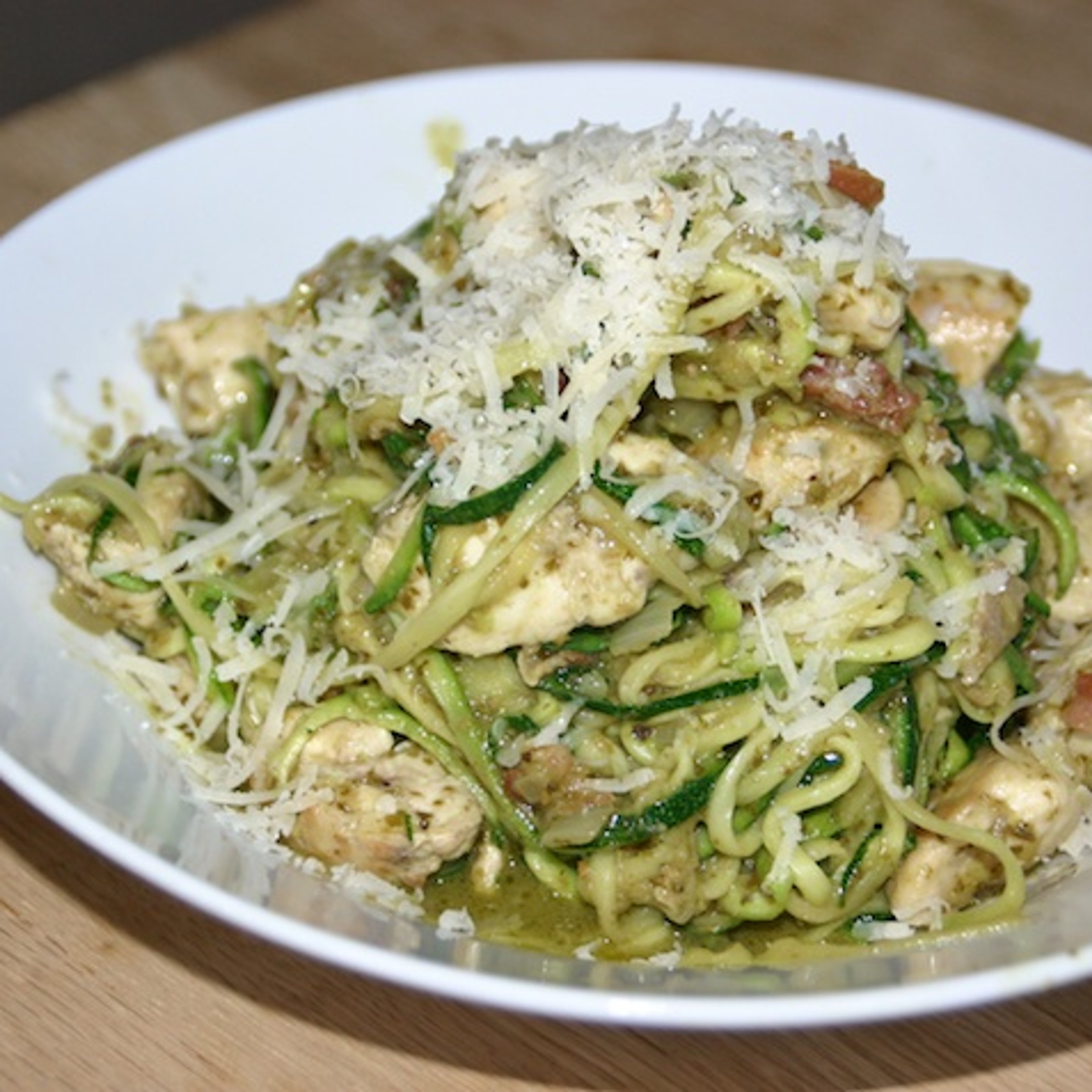 Squashspaghetti med bacon, pesto og kylling