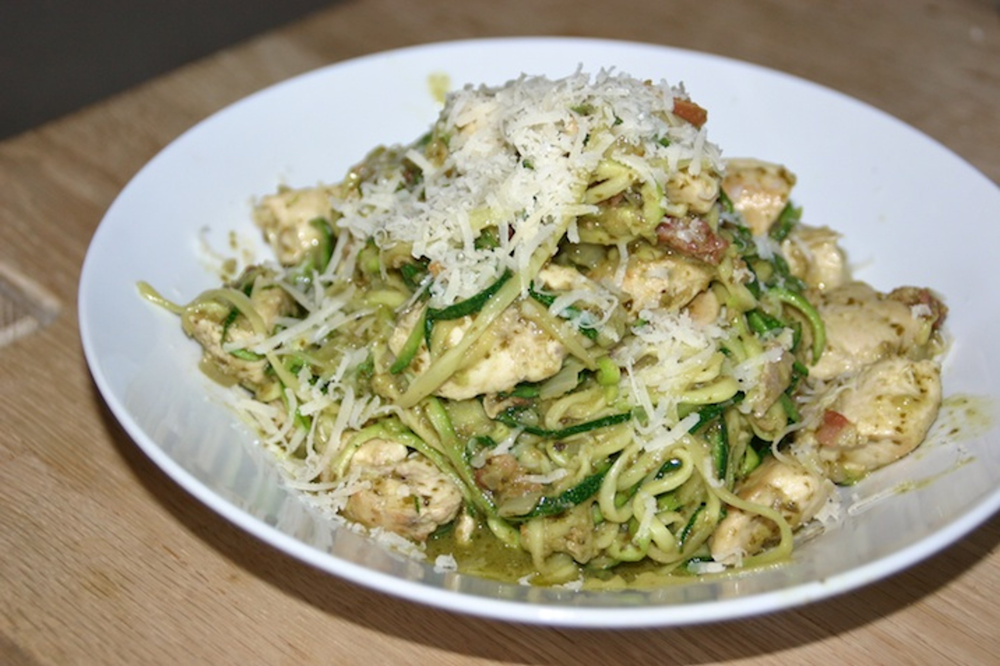 Squashspaghetti med bacon, pesto og kylling