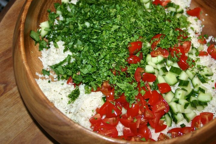 Citron- og ingefærkylling med blomkålstabouleh og yoghurtcreme med tahin