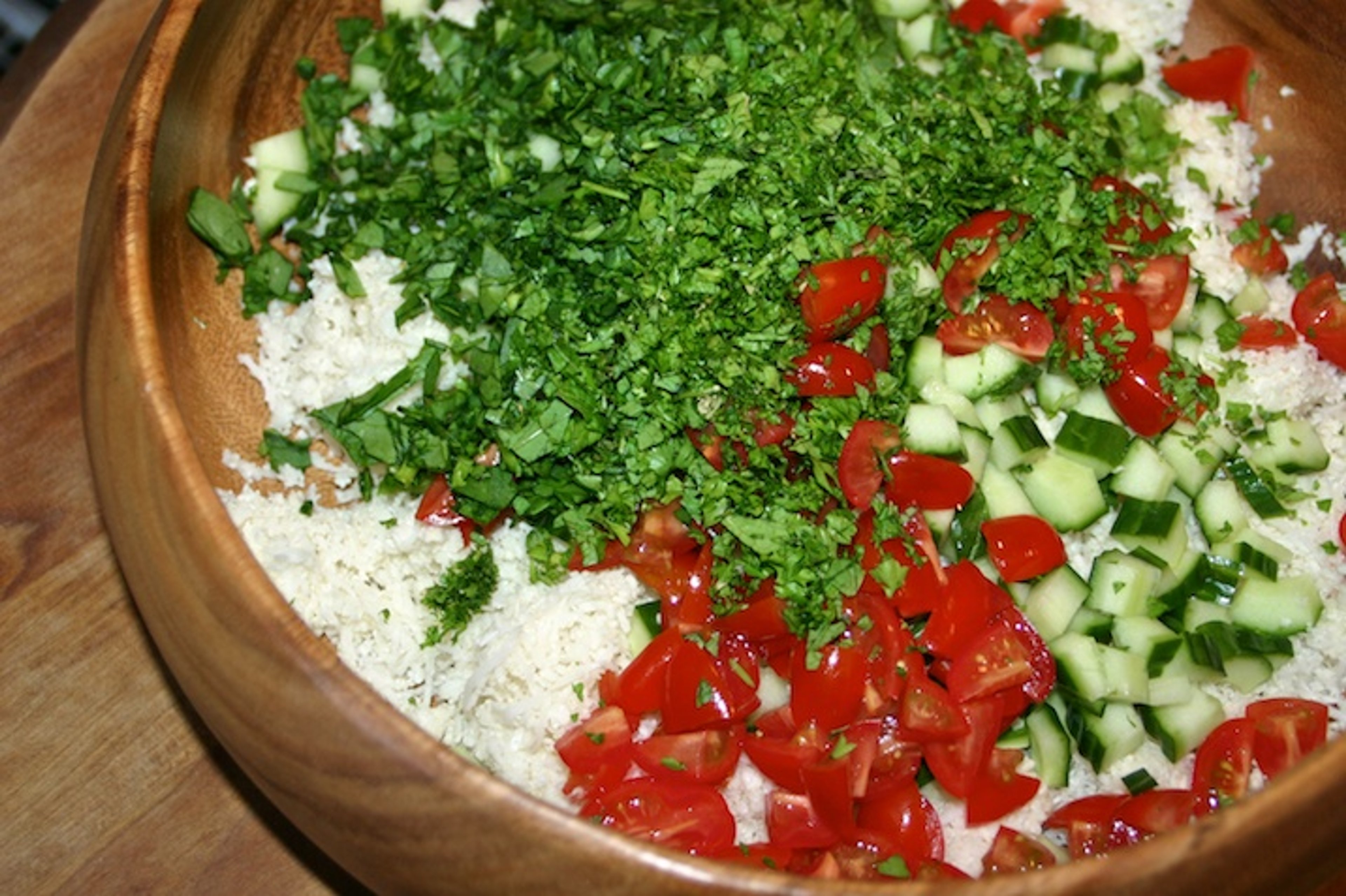 Citron- og ingefærkylling med blomkålstabouleh og yoghurtcreme med tahin