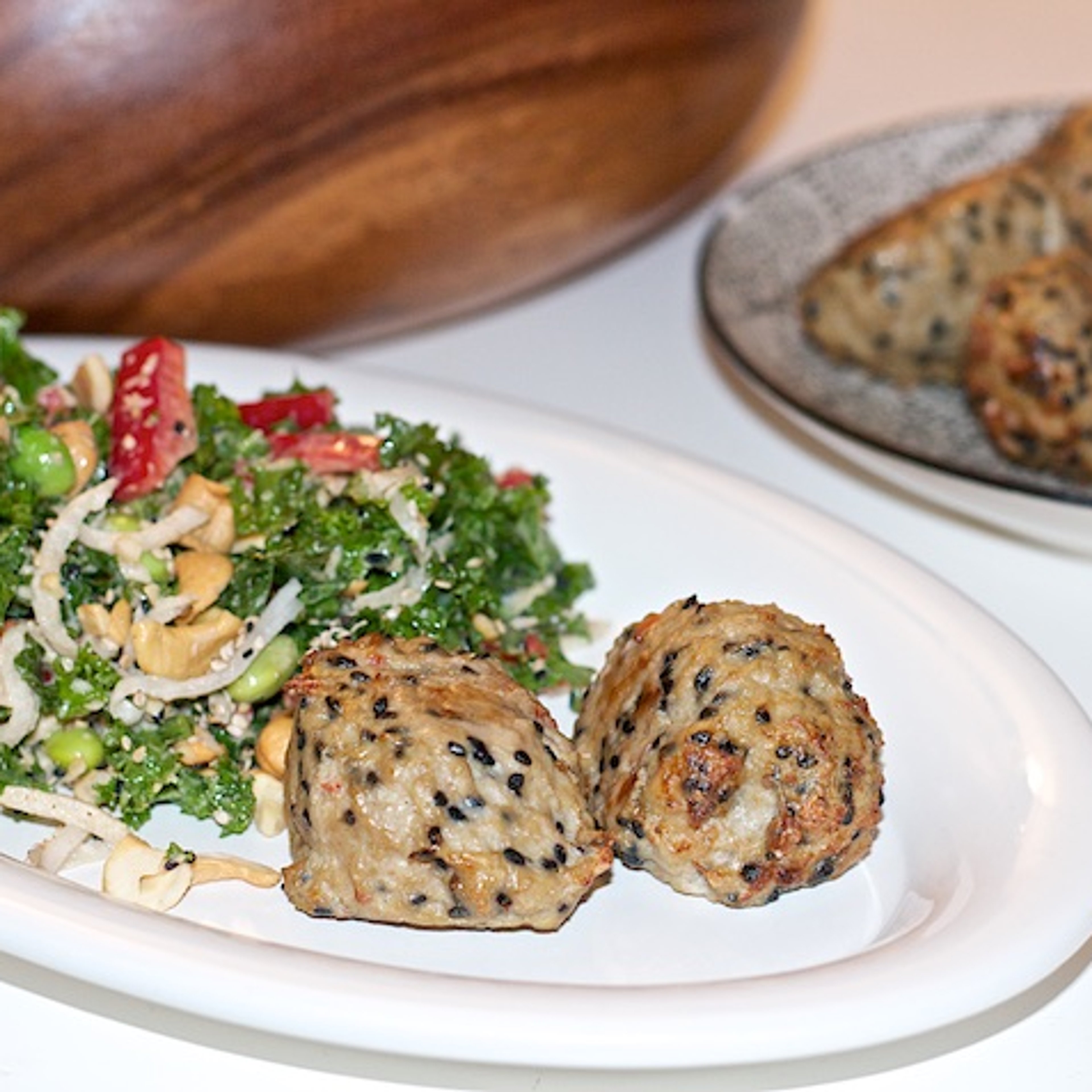 Kyllingekødboller og grønkålssalat a la thai