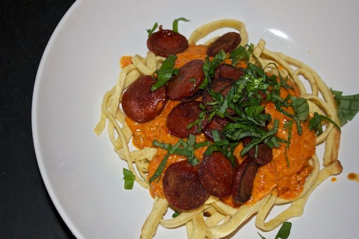 Båndpasta med peberfrugtsauce og chorizo