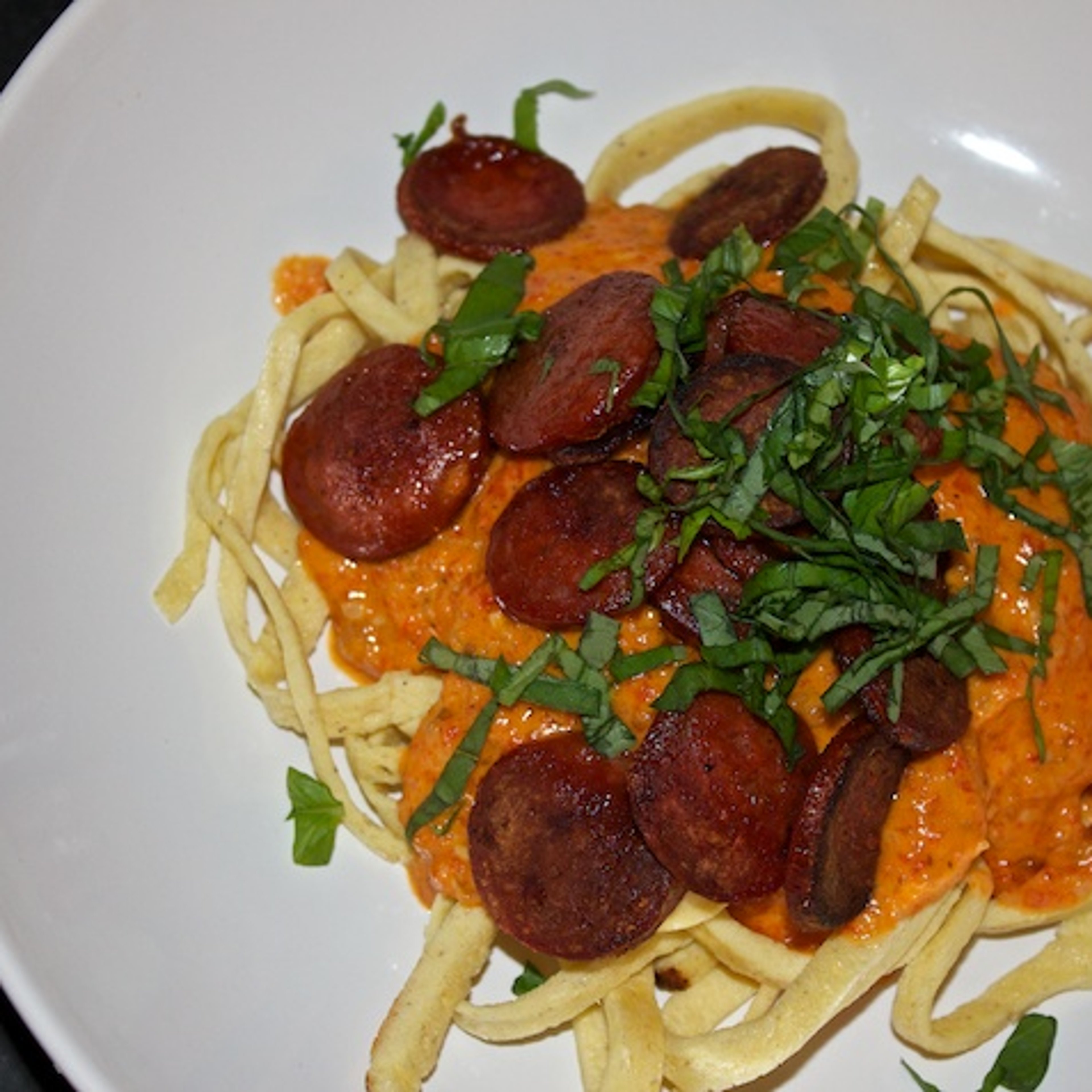 Båndpasta med peberfrugtsauce og chorizo