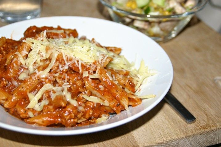 Langtidssimret kyllingekødsauce med pasta penne