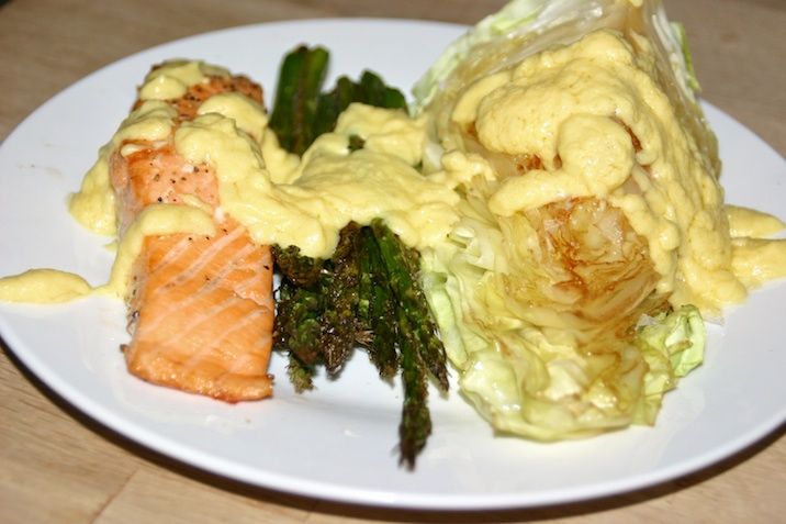 Laks med grønne asparges, smørstegt spidskål og hollandaise