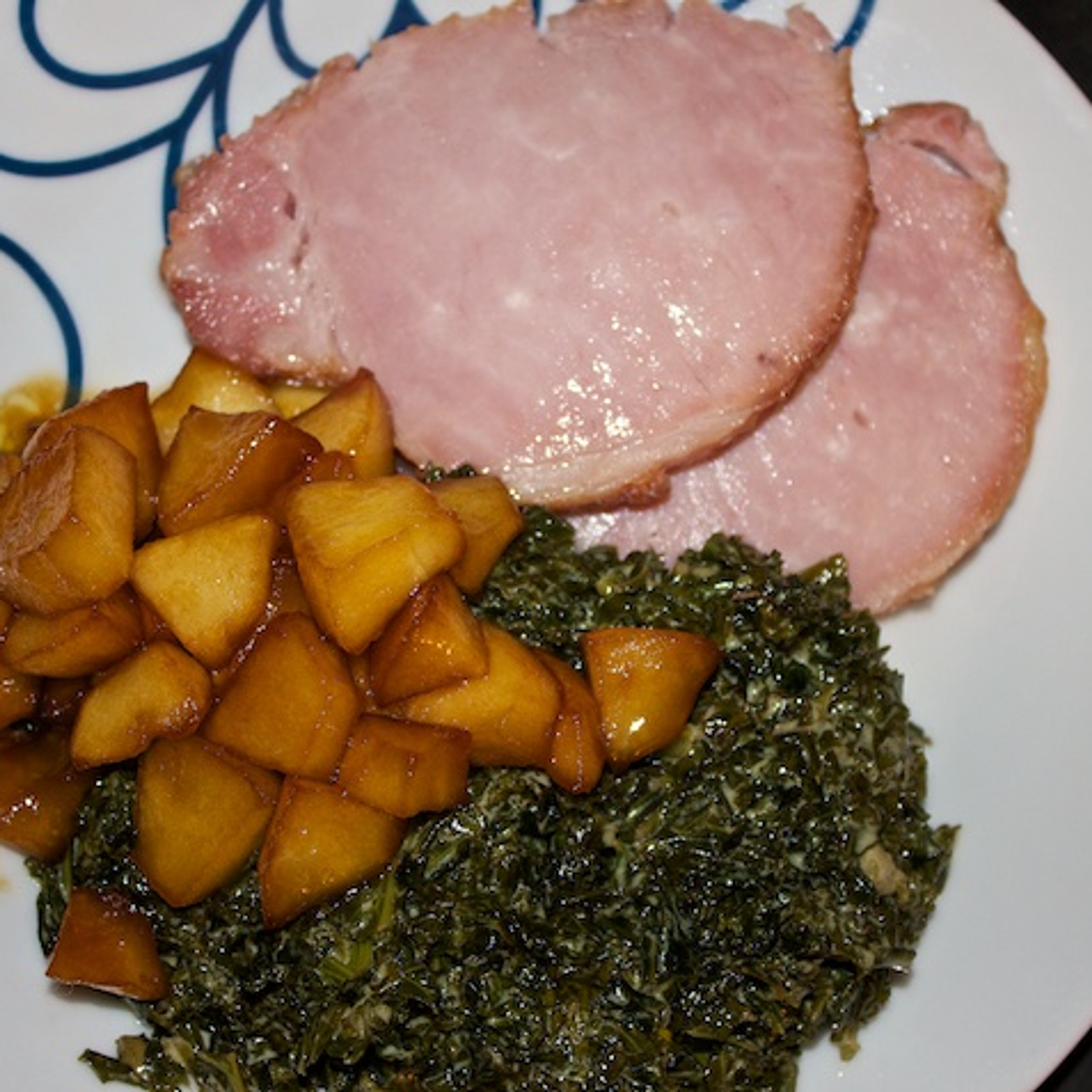 Kogt røget hamburgerryg med grønlangkål og karamelliserede æbler