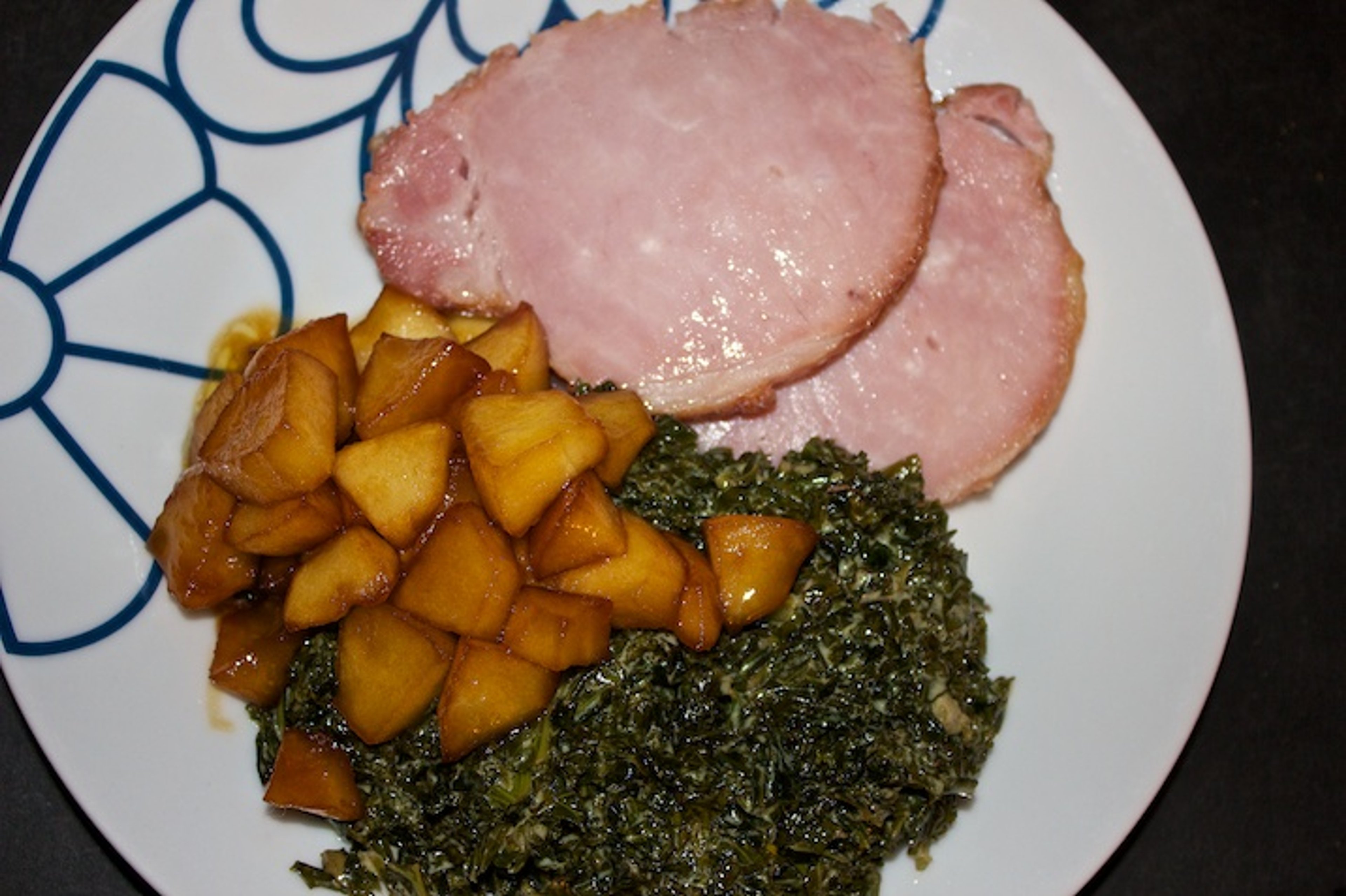 Kogt røget hamburgerryg med grønlangkål og karamelliserede æbler