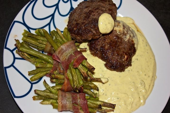 Hakkebøffer med baconbønner og blomkålsbearnaise
