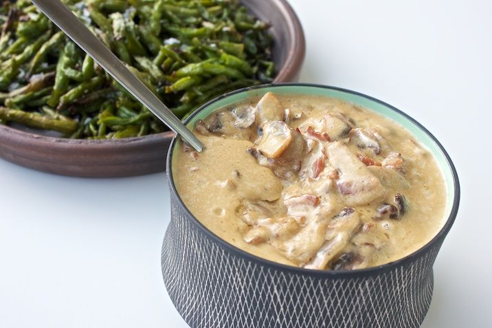 Flødesovs med bacon og champignon