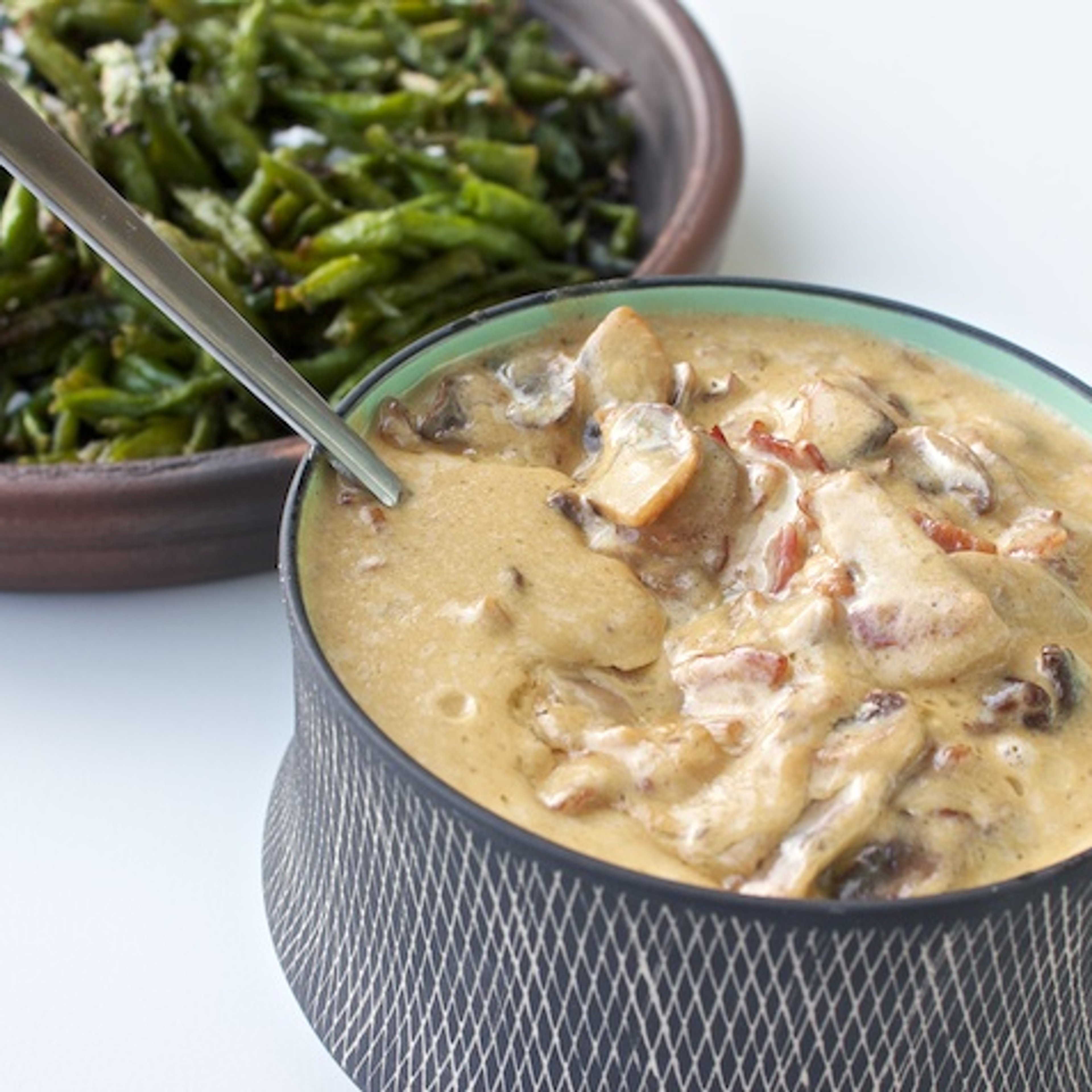 Flødesovs med bacon og champignon