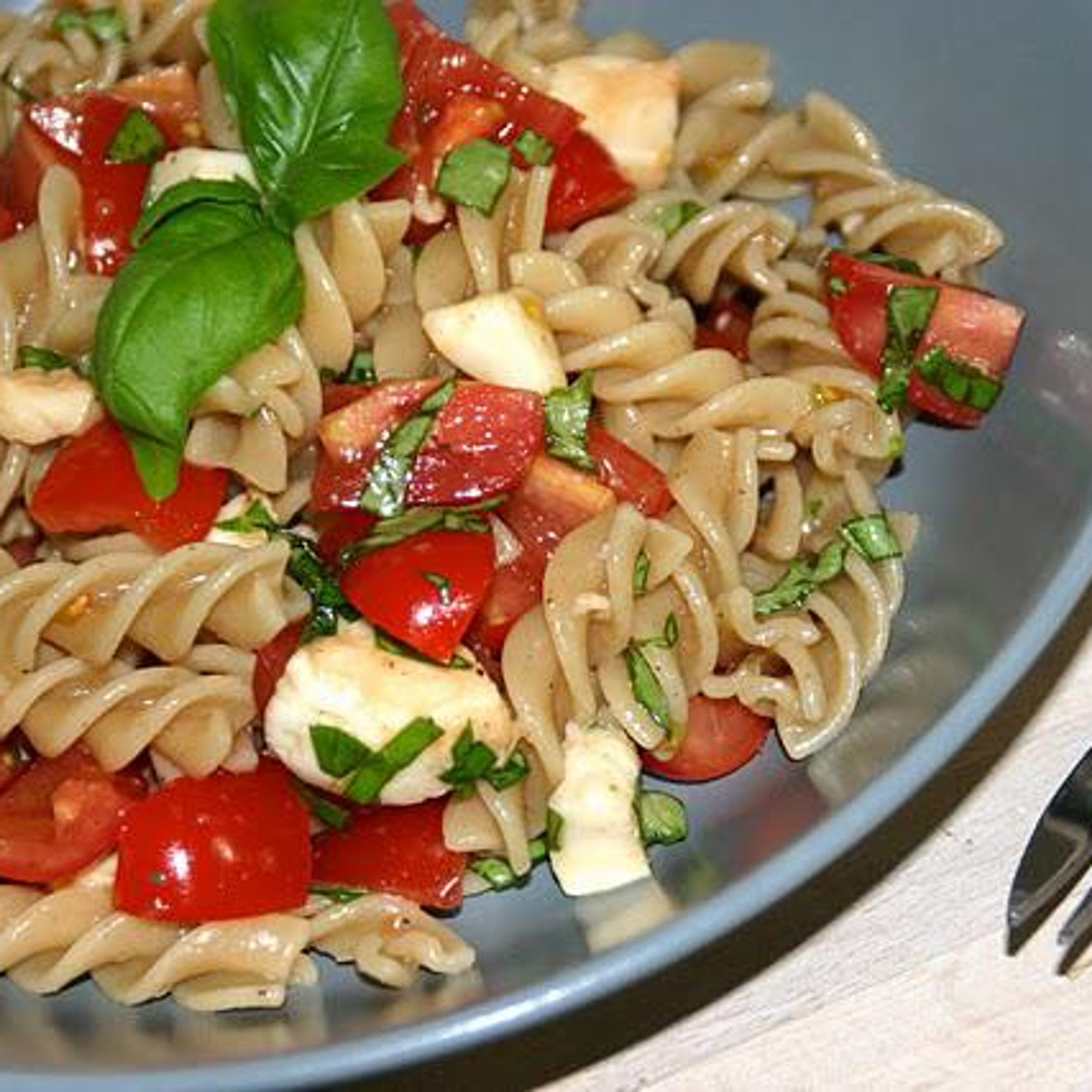 Pastasalat med tomat, mozzarella og basilikum