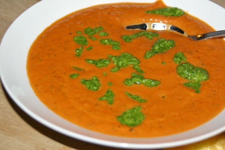Tomat- og squashsuppe med pesto og osteklatter