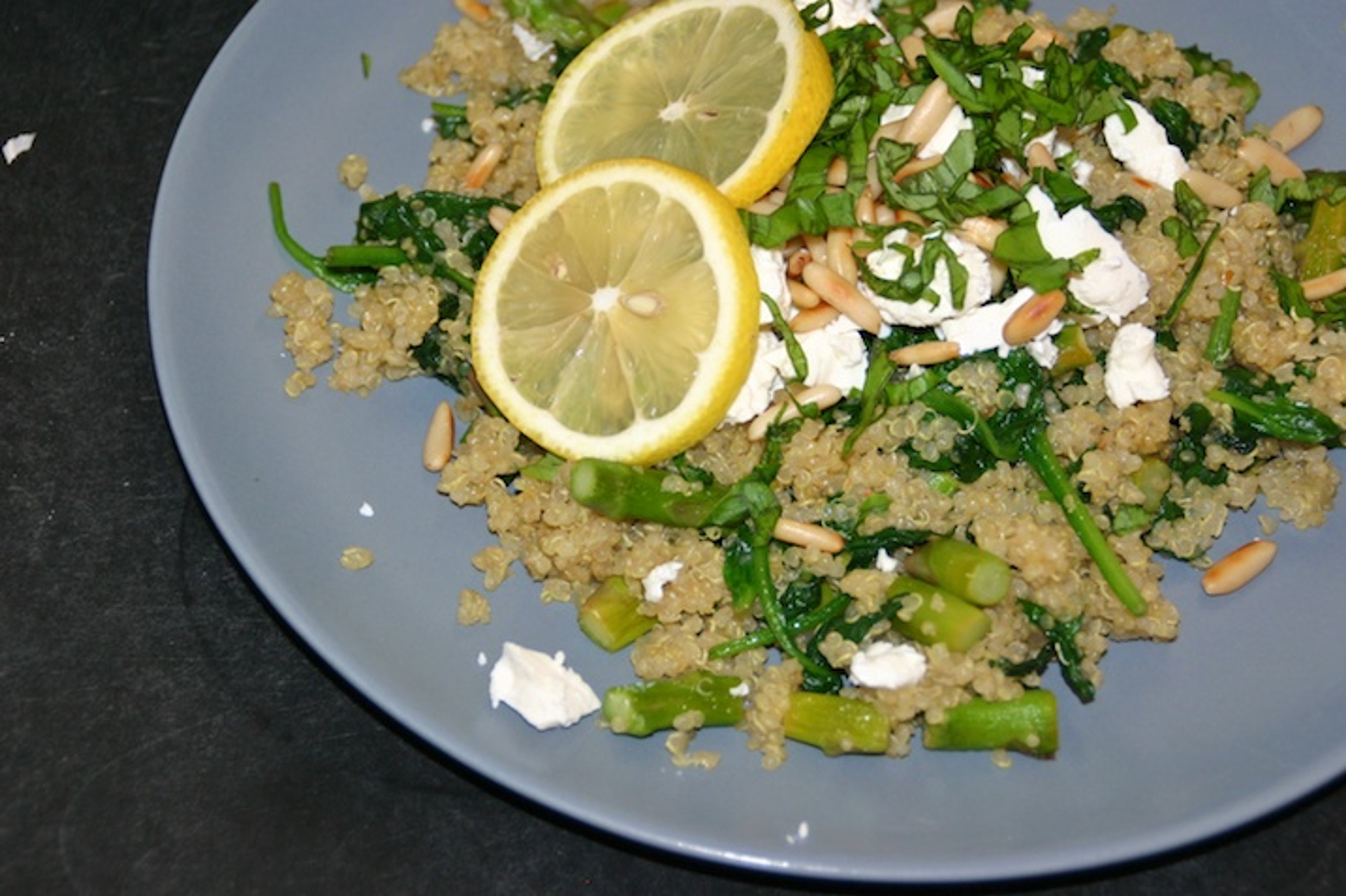 Quinoa med asparges, spinat, pinjekerner og feta