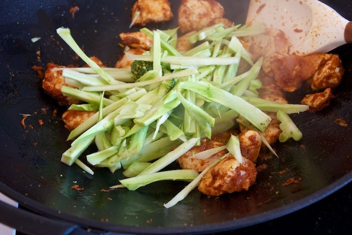 Kokossuppe med kylling, broccoli og rød karry