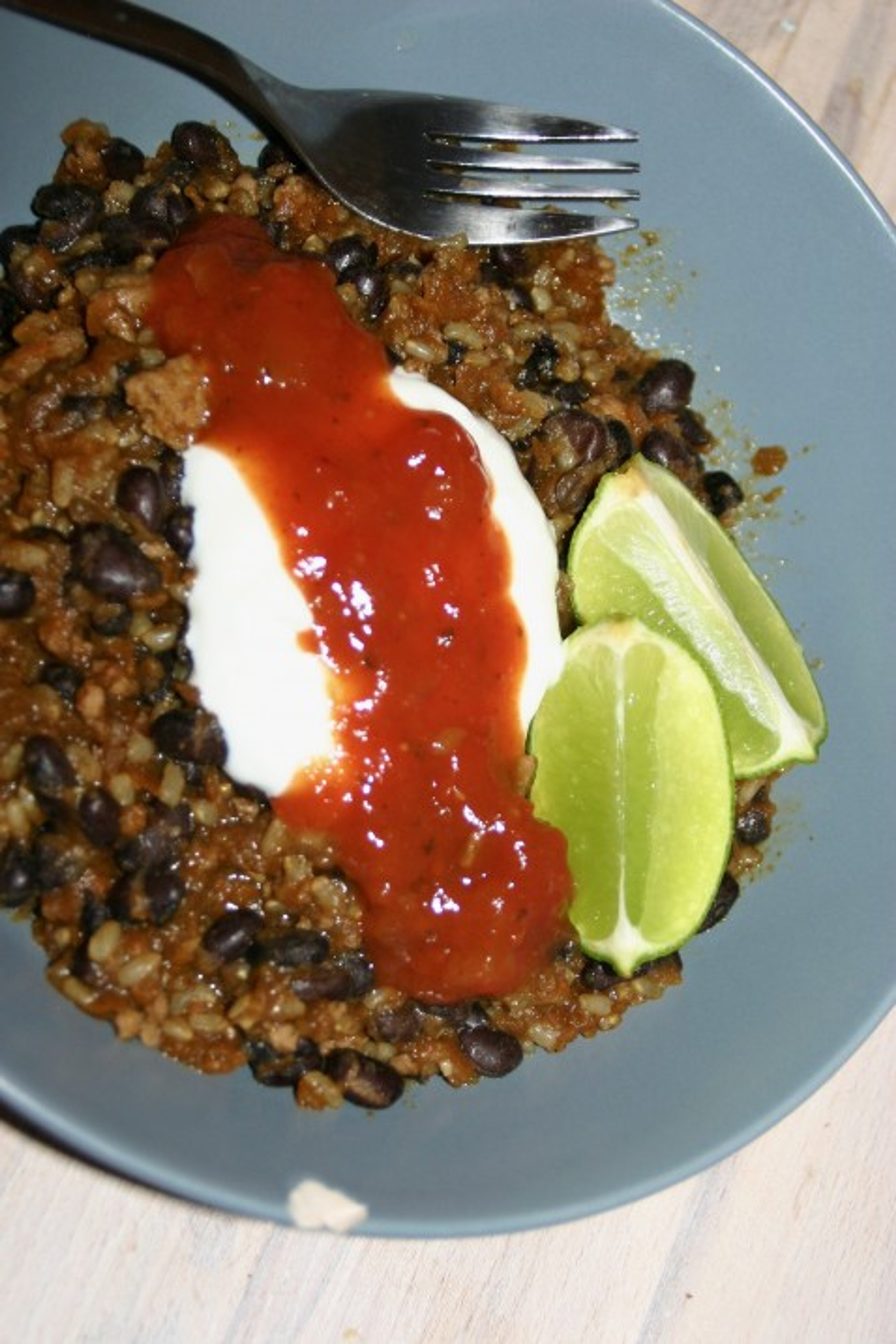 Chiligryde med kylling, brune ris og sorte bønner