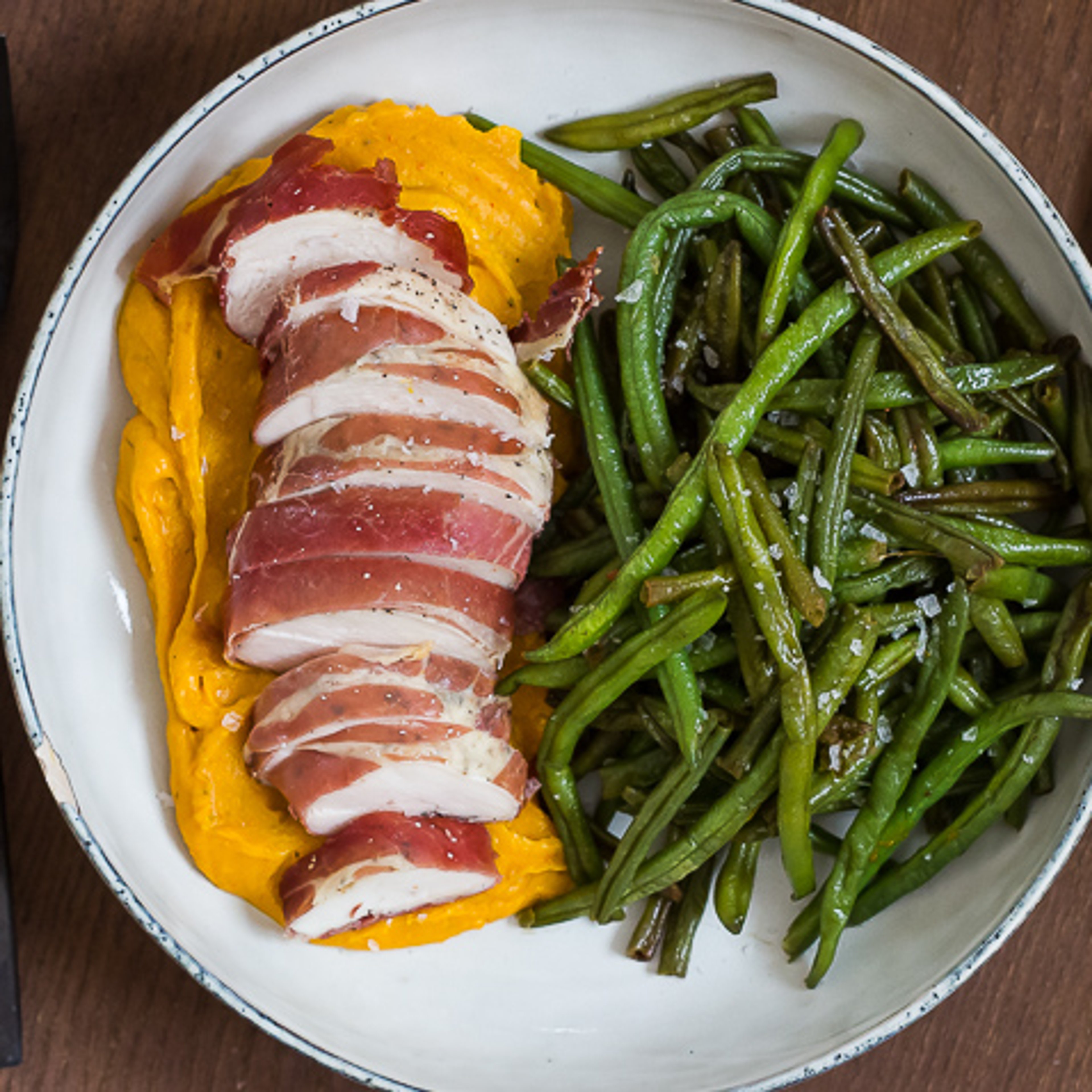 Ægte efterårsmad: Græskarmos med parmesan og timian, parmakylling og grønne bønner