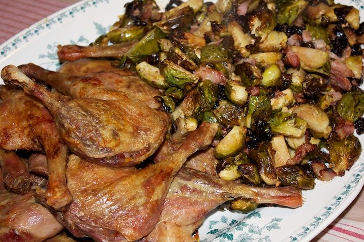 Mortens Aften med langtidsstegte saltede andelår, baconstegte rosenkål med svesker, selleri- og blomkålsmos samt fløde-andesovs