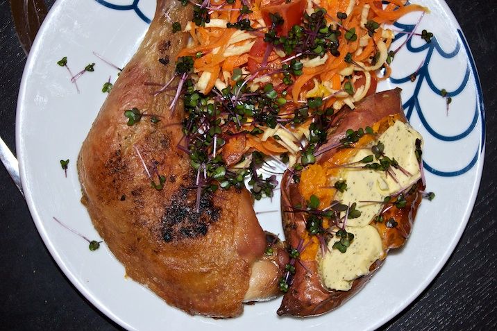Langtidsstegte kyllingelår med bagt sød kartoffel, hvidløgssmør og ingefær- og citrusmarinerede rødder