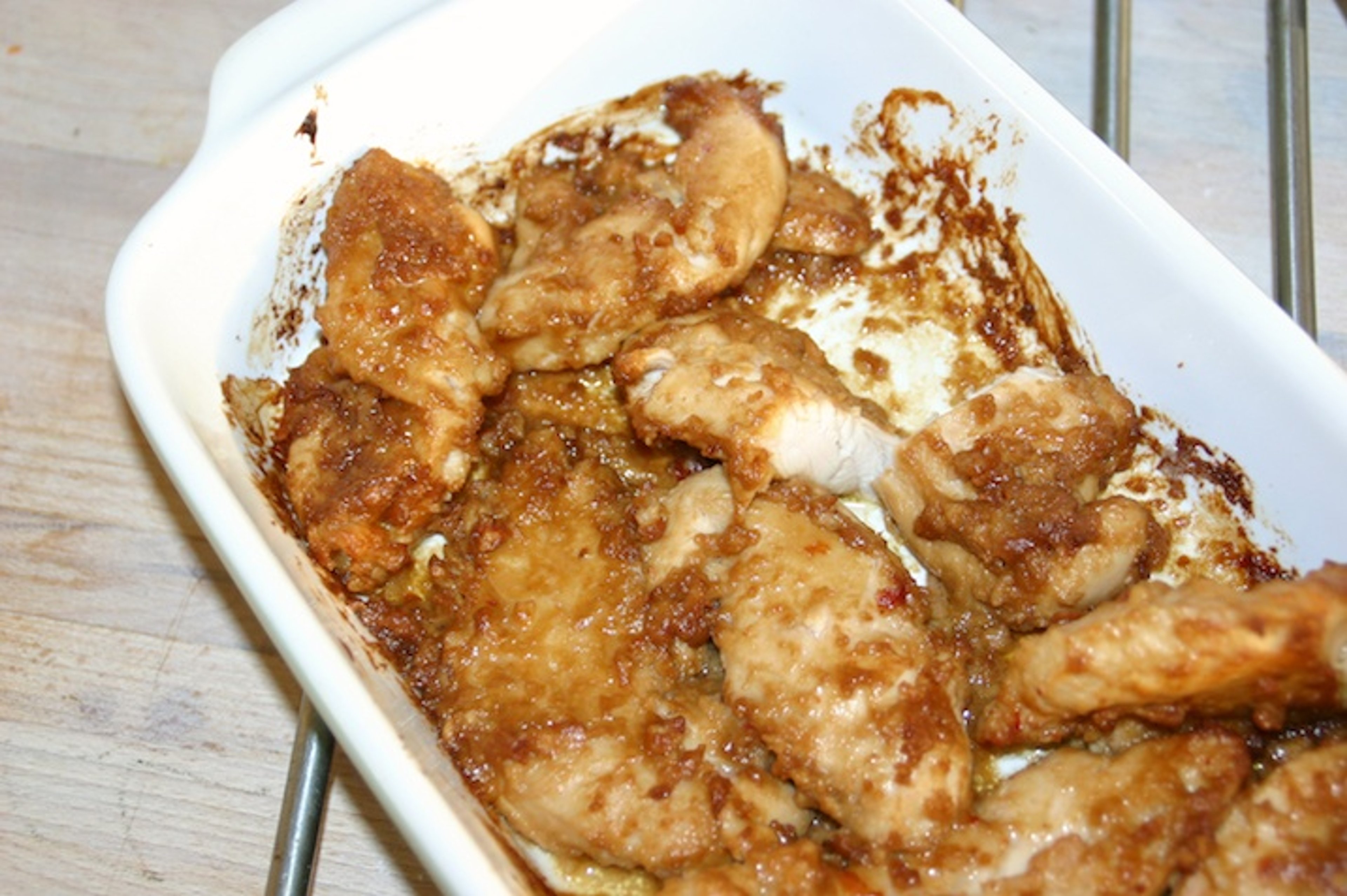 Peanutmarineret kylling og lynstegt sursød spidskål og gulerødder med ananas