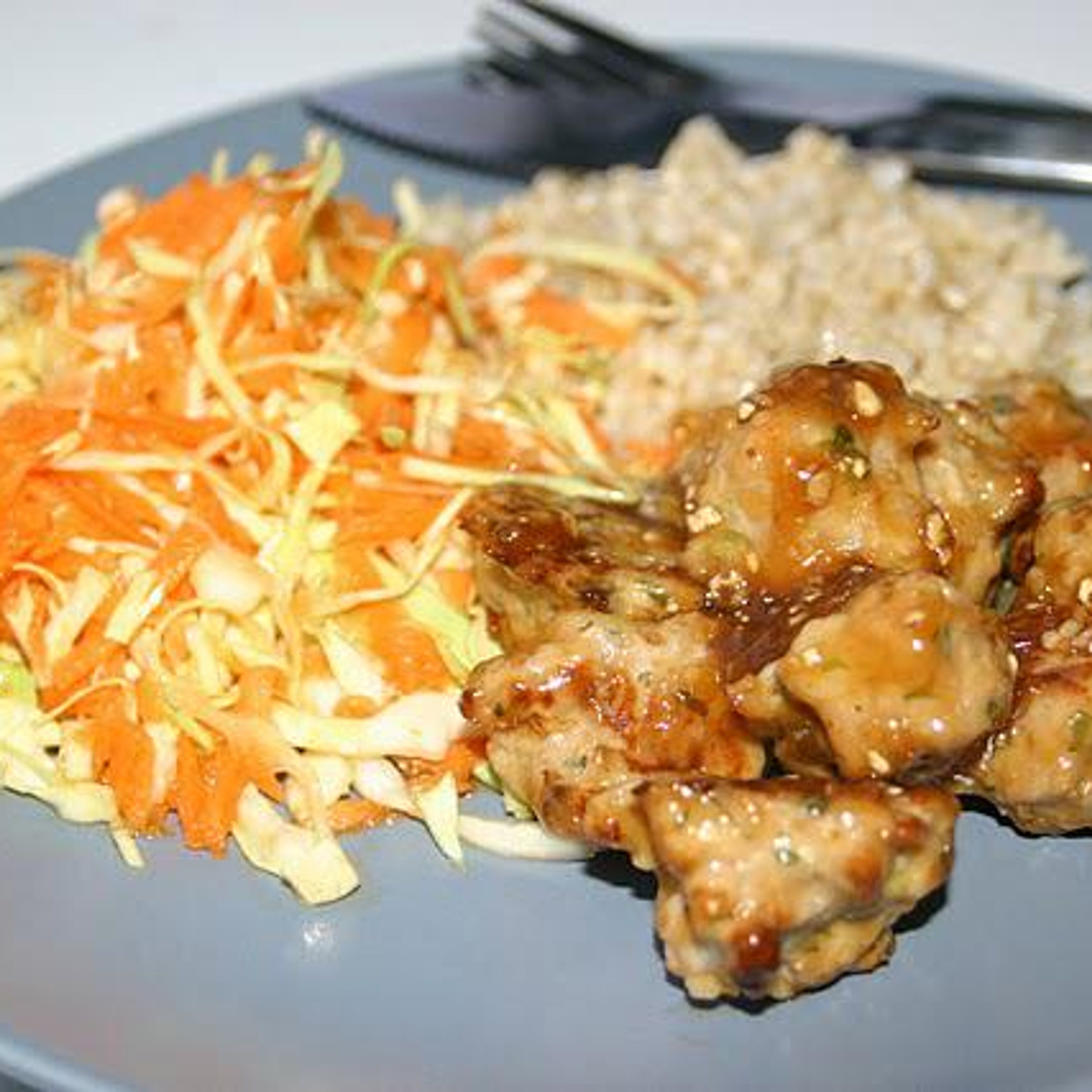 Thai kyllingekødboller med basilikum og brune ris med asiatisk råkost