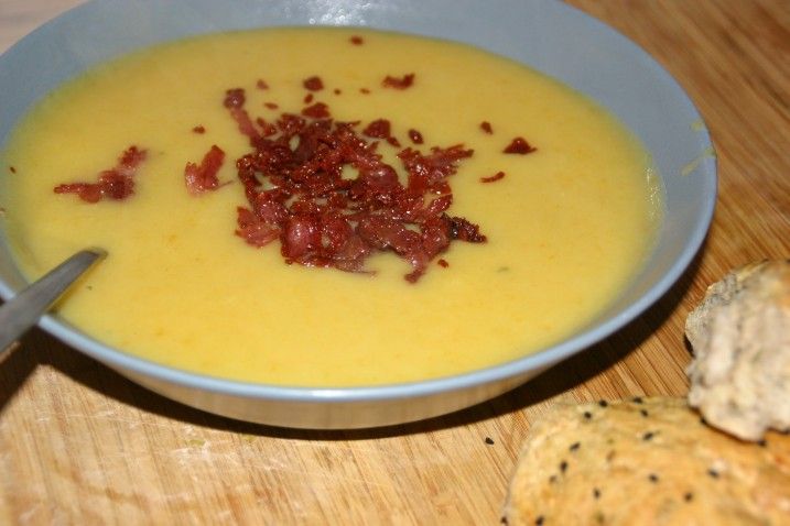Gylden kartoffel- og porresuppe med sprødt kalkunbacon