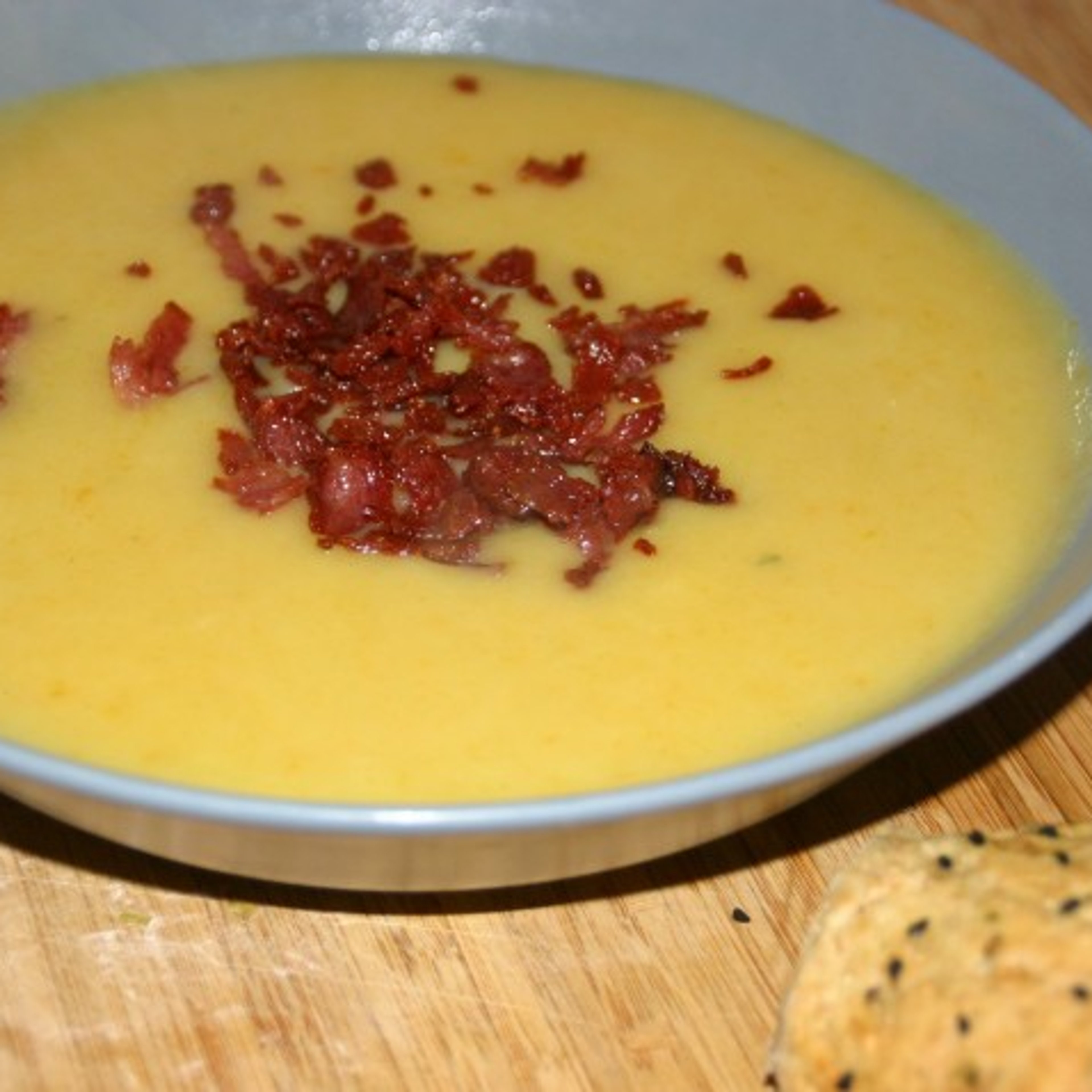 Gylden kartoffel- og porresuppe med sprødt kalkunbacon