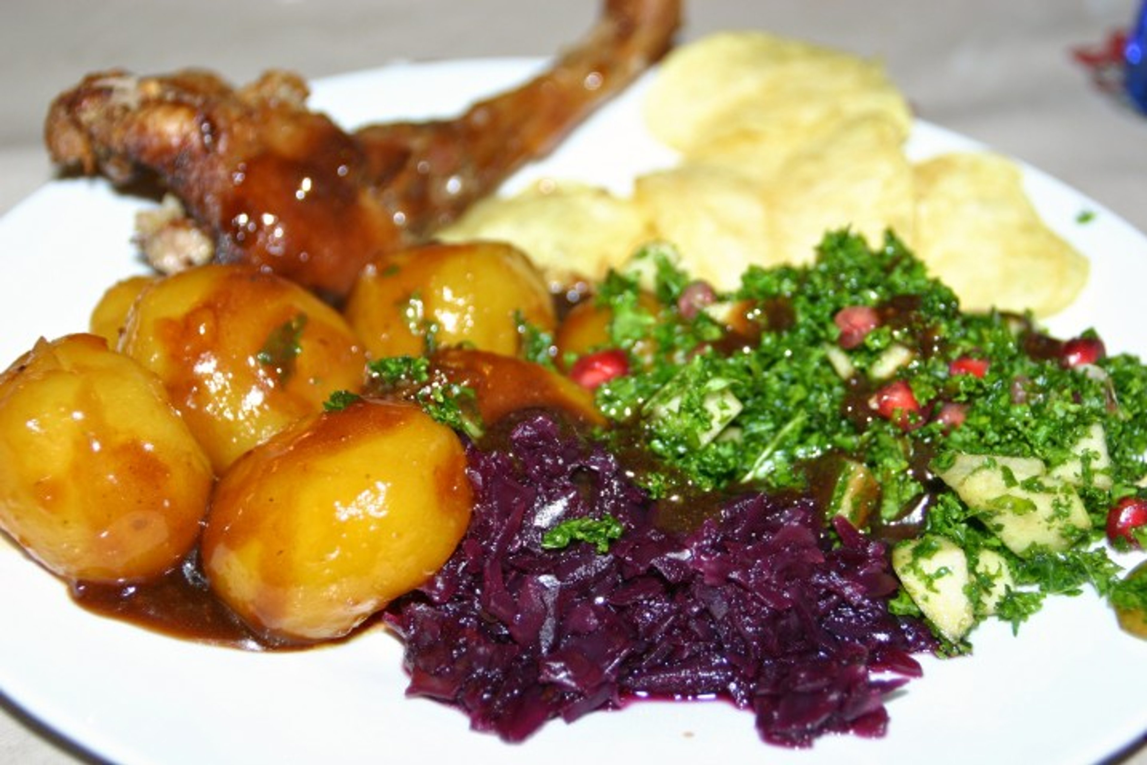 Andesteg med brunkartofler, rødkål, grønkålssalat med æble og granatæblekerner samt andesauce