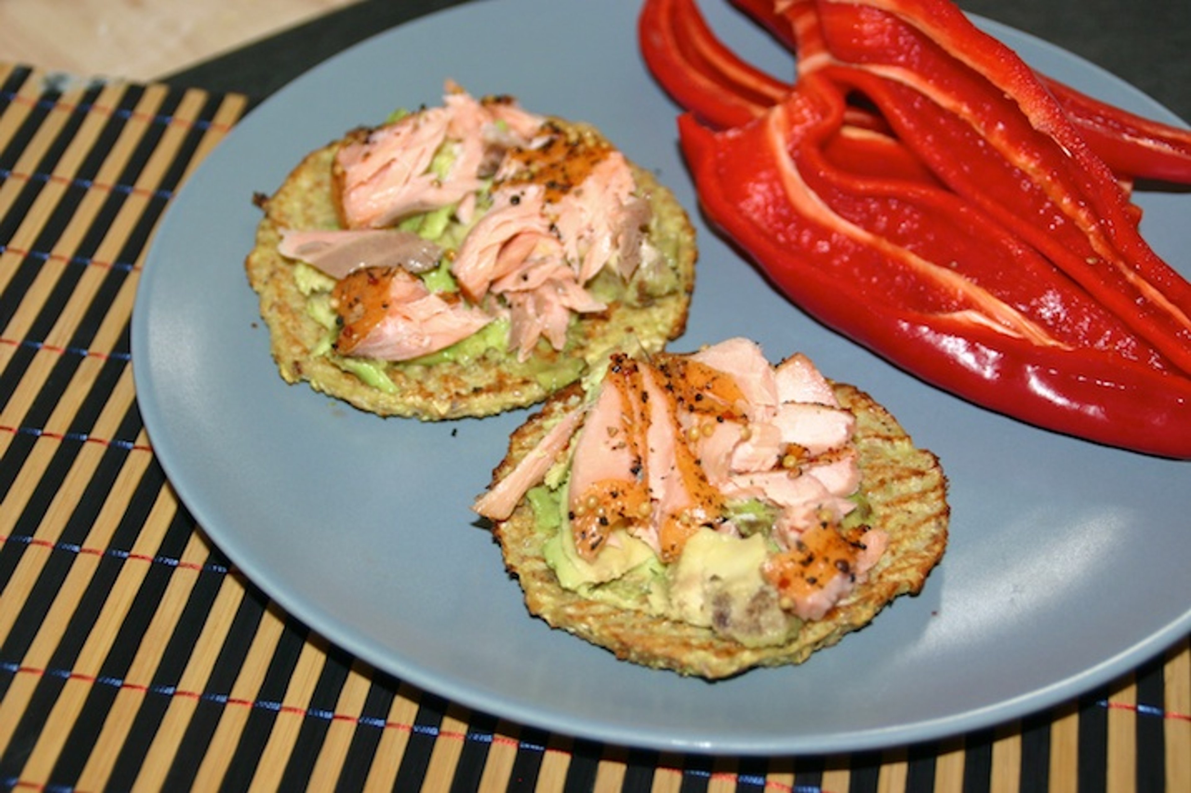 Spidskålsklatter - frokost med avocado og varmrøget laks