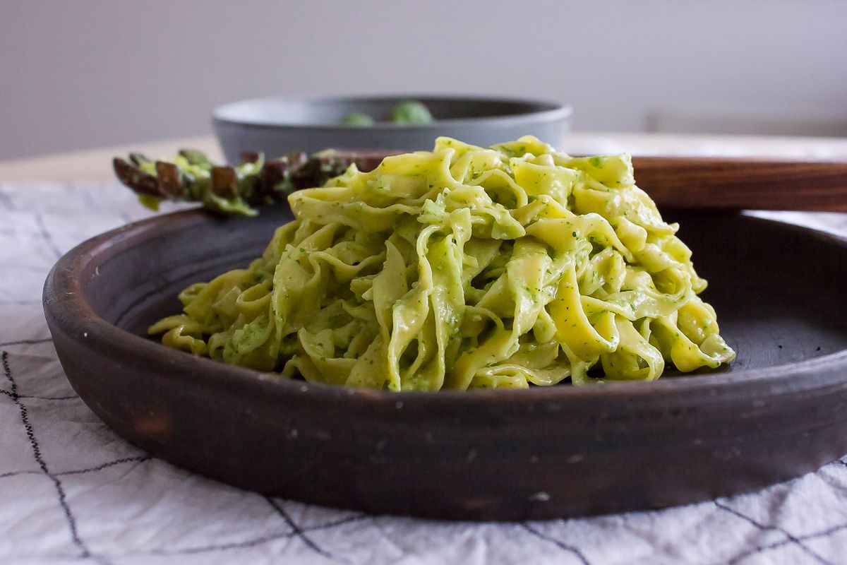 Hjemmelavet kikærtepasta med pesto