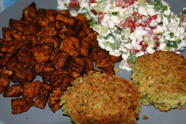falafel-med-chiliristede-soede-kartofler-og-hytteost-raita-0