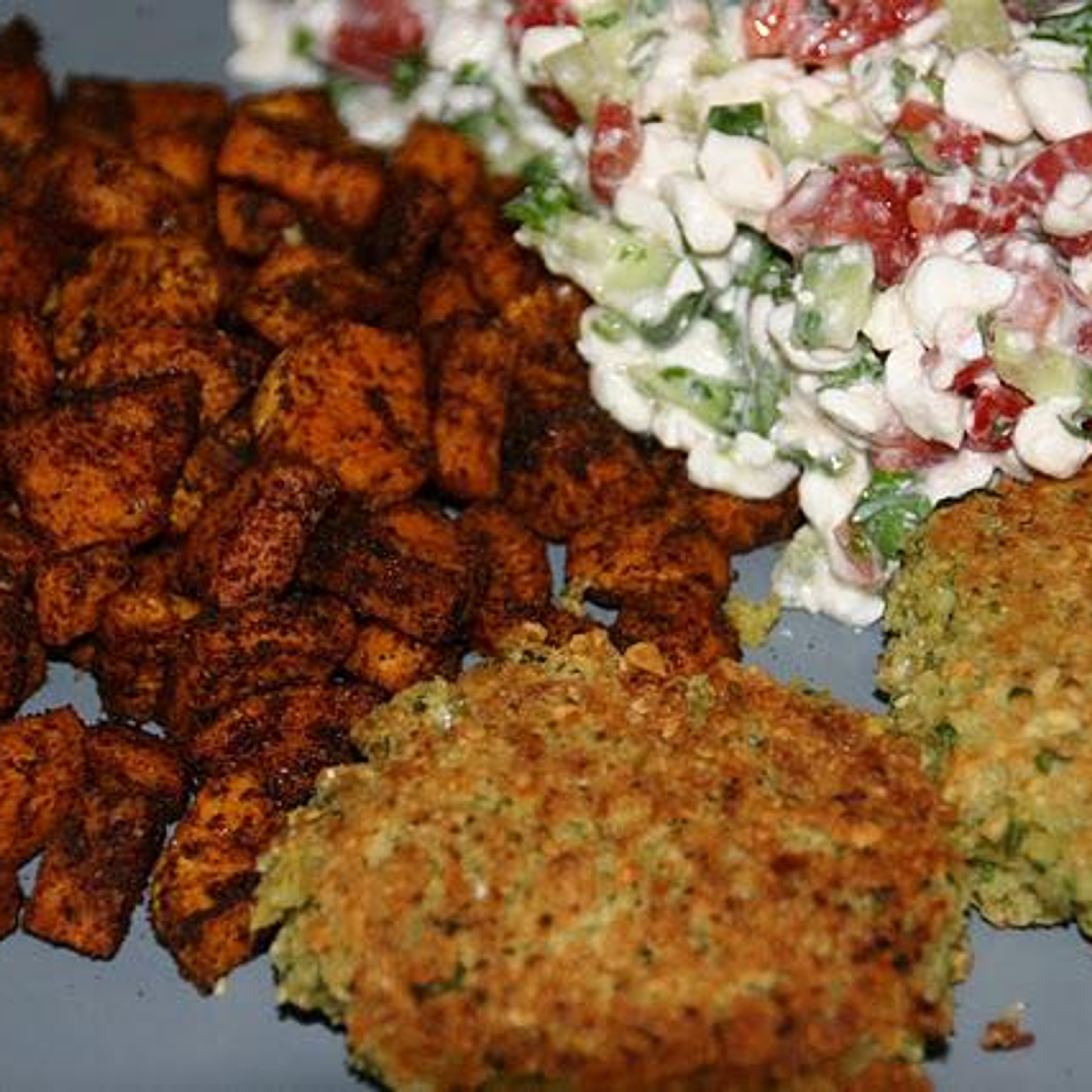 Falafel med chiliristede søde kartofler og hytteost-raita