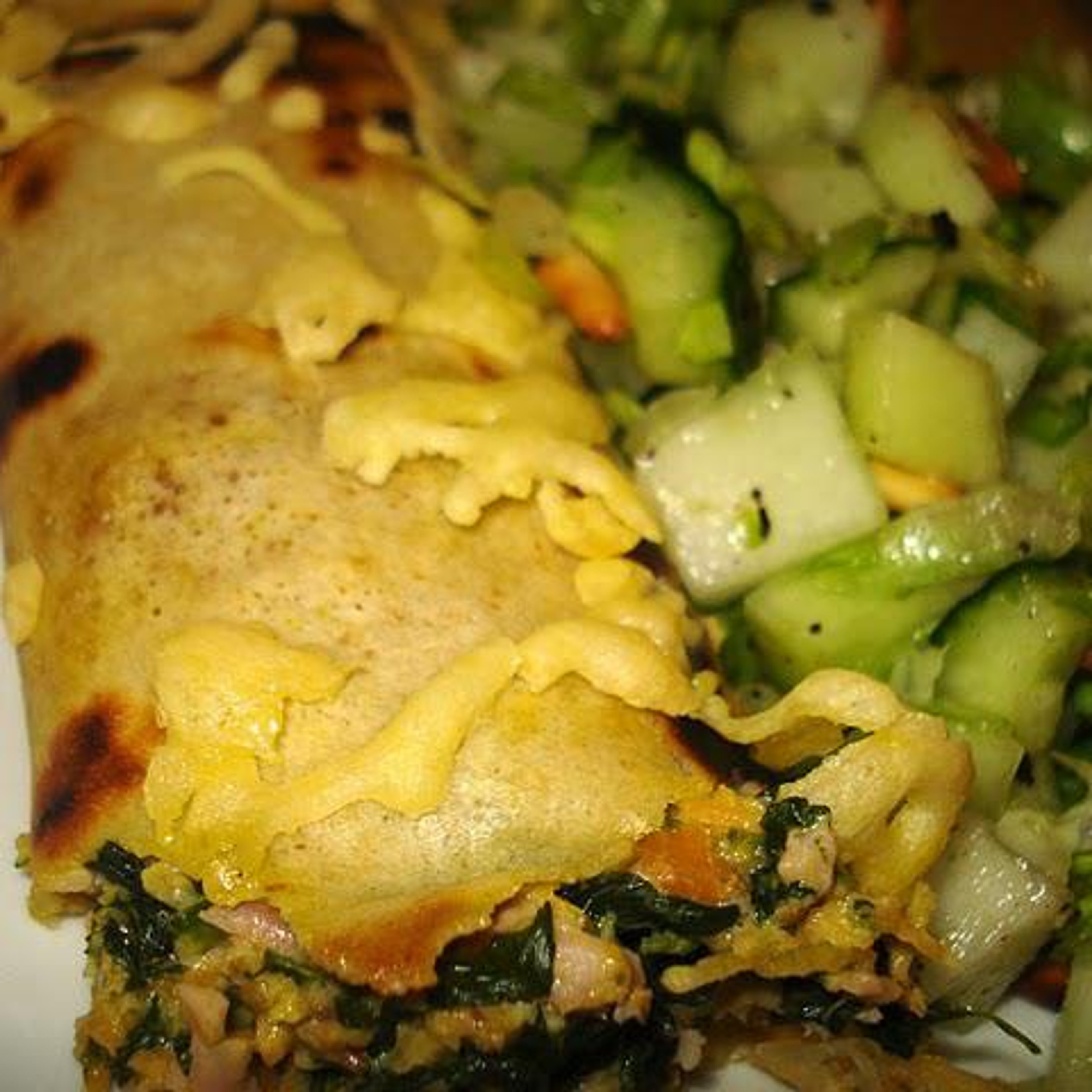 Fyldte pandekager med skinke og spinat samt salat med melon, agurk og pinjekerner