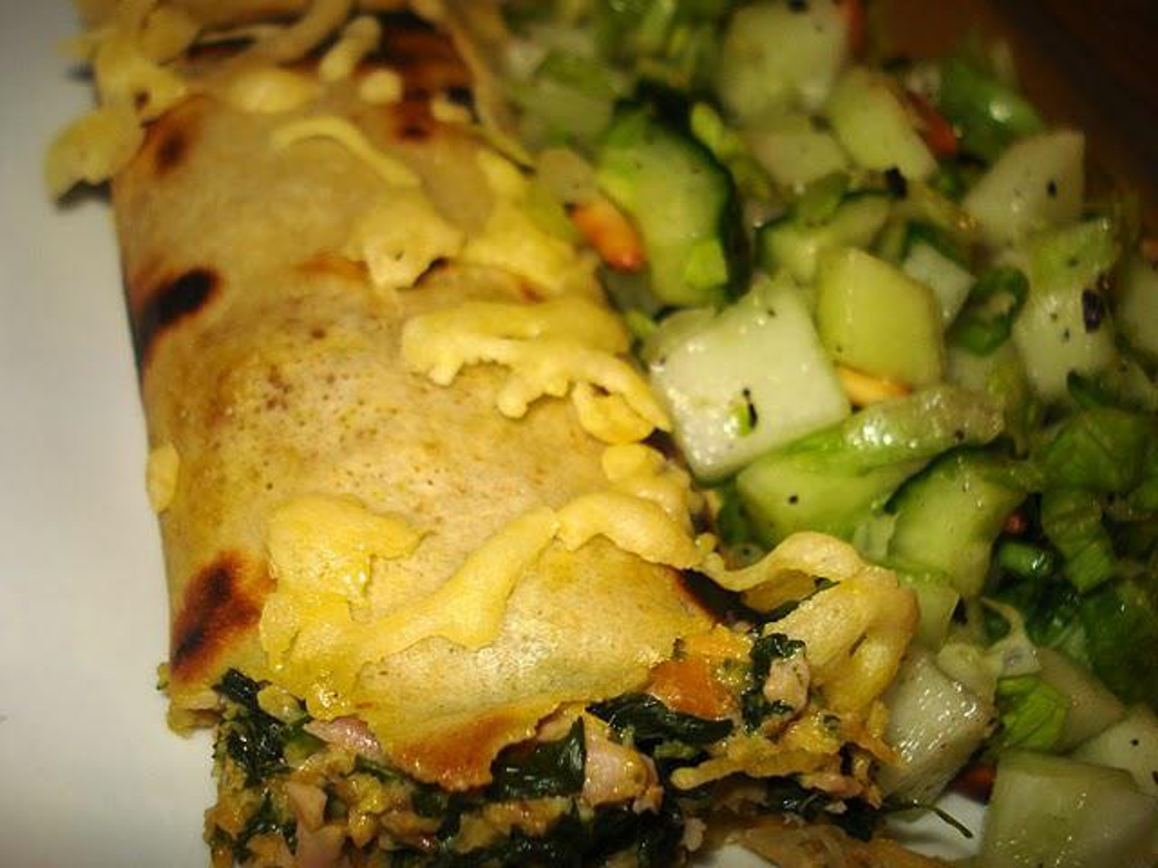 Fyldte pandekager med skinke og spinat samt salat med melon, agurk og pinjekerner.