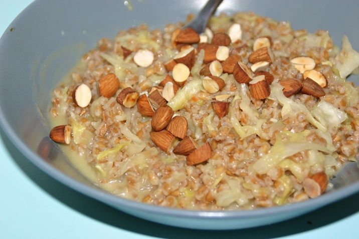 Speltotto med spidskål og ingefær