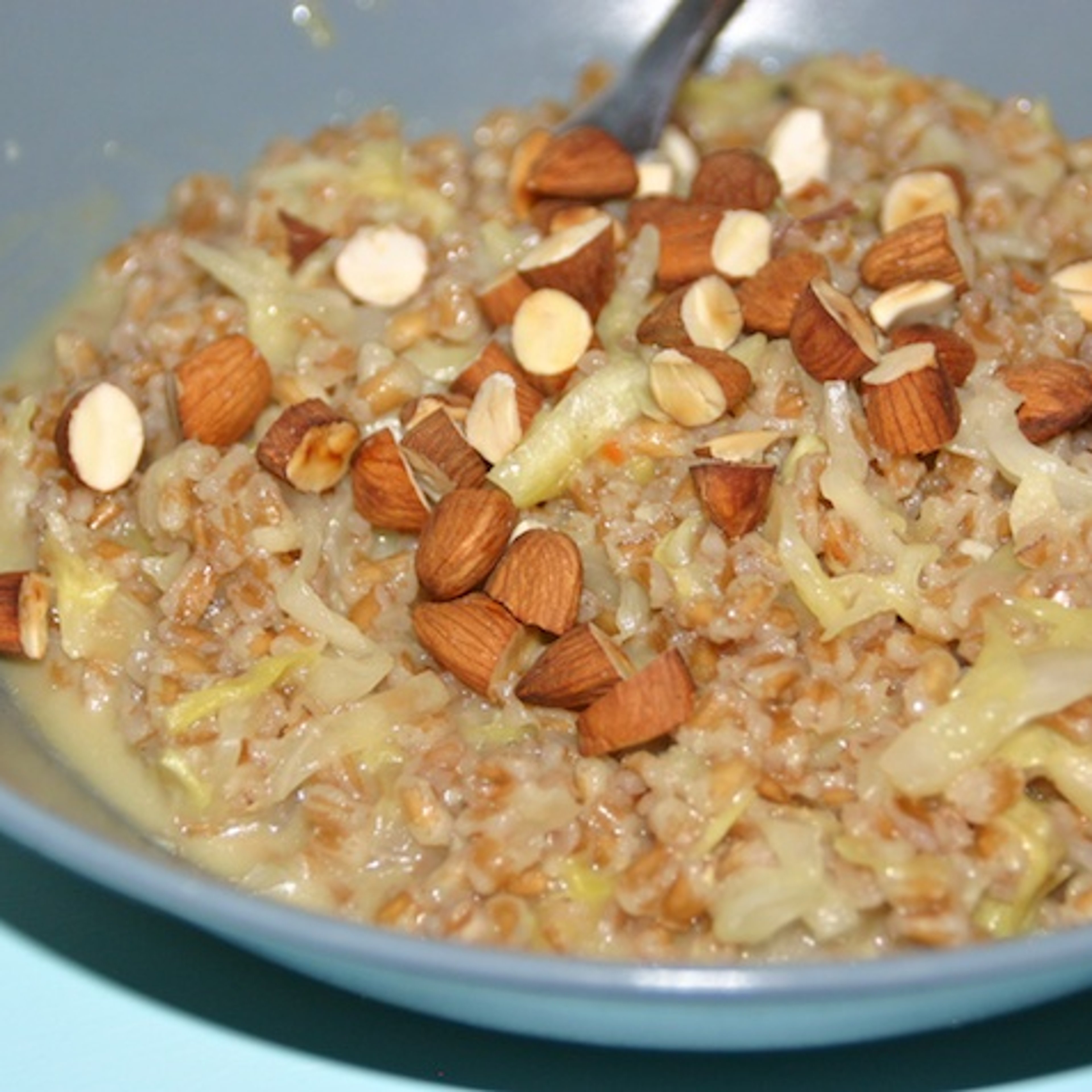 Speltotto med spidskål og ingefær