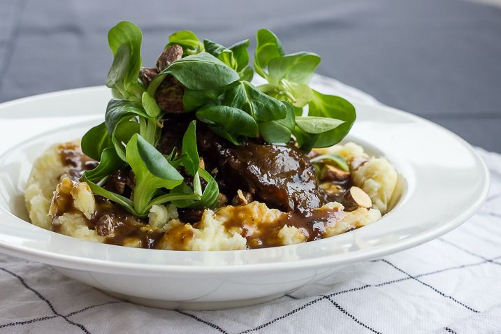 Braiserede svinekæber i øl og æblemost med grov mos og saltmandler