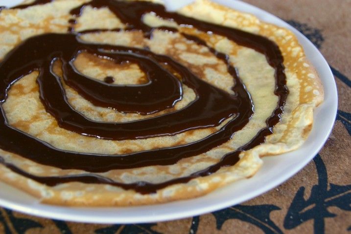 Pandekager med hjemmelavet chokoladesauce