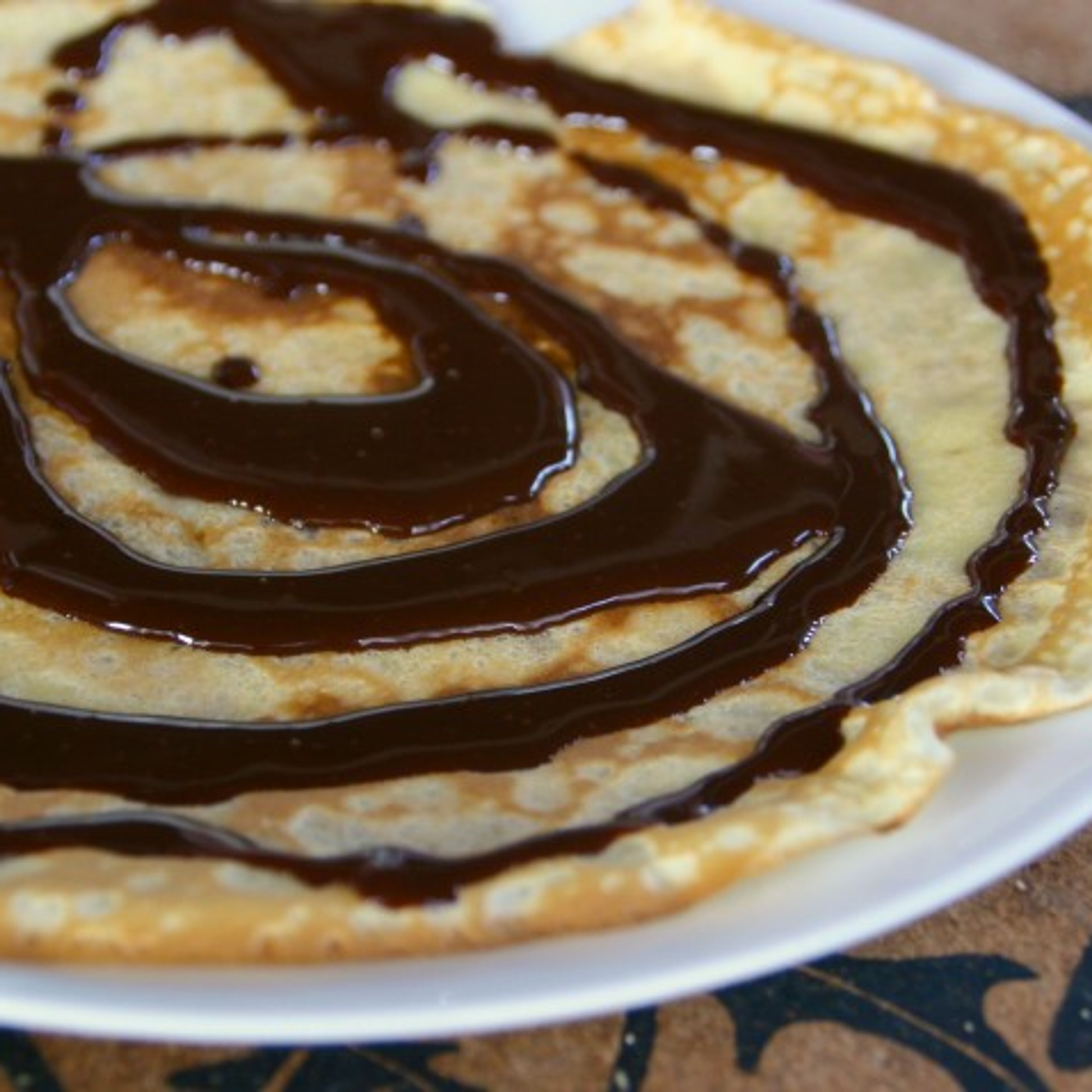 Pandekager med hjemmelavet chokoladesauce