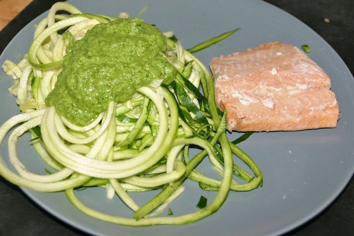 Squashspaghetti med basilikumpesto og laks