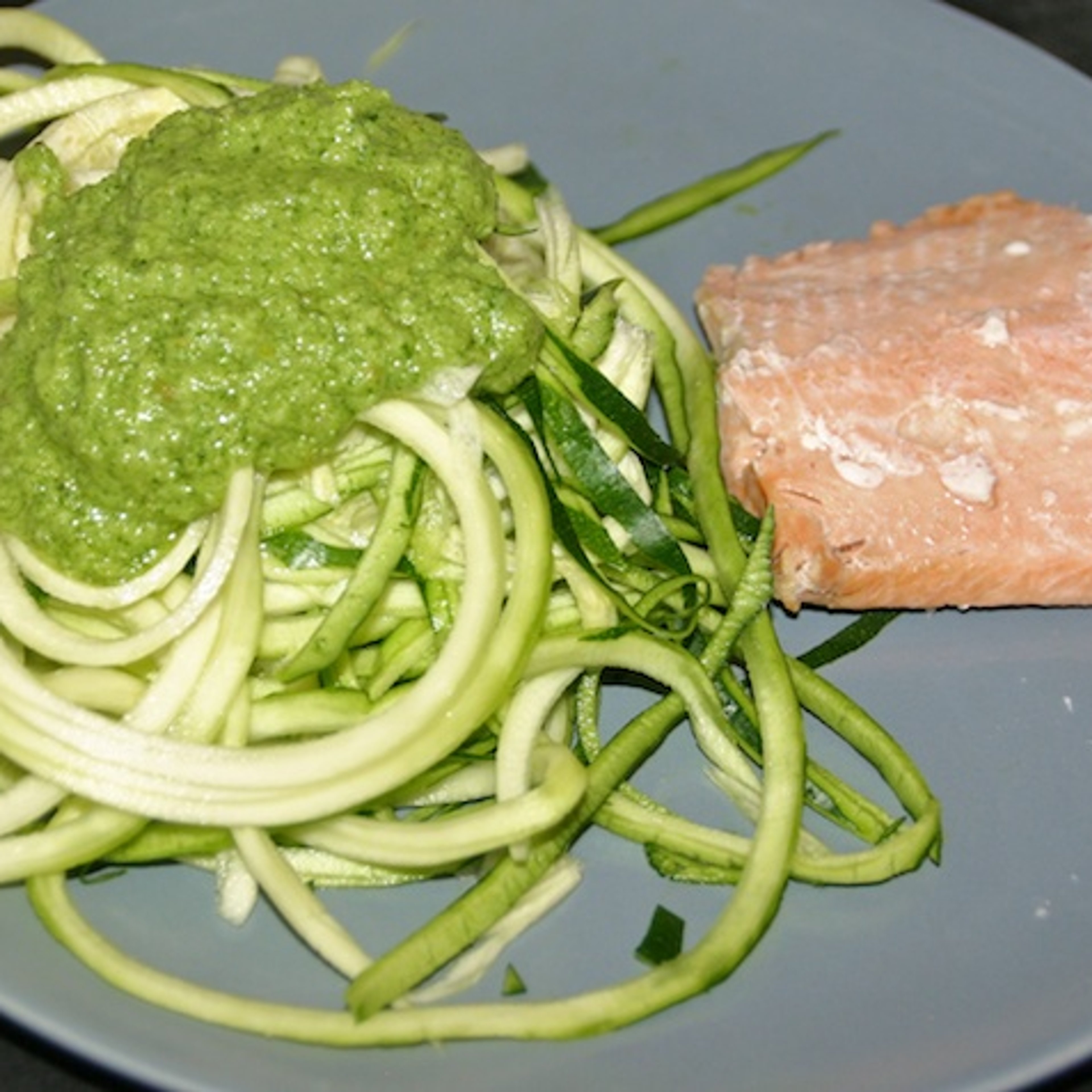 Squashspaghetti med basilikumpesto og laks