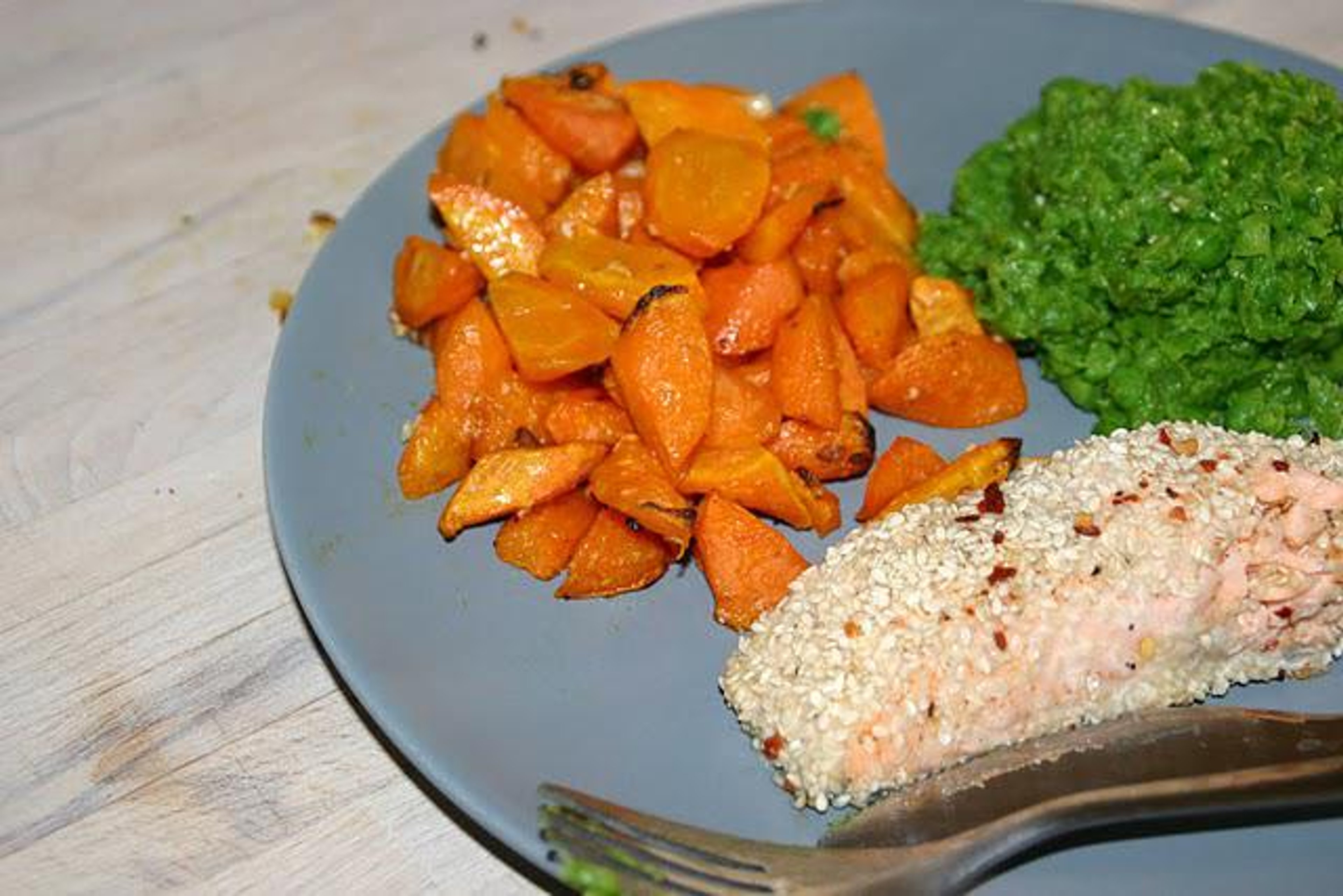 Sesamlaks med bagte gulerødder og ærtemos